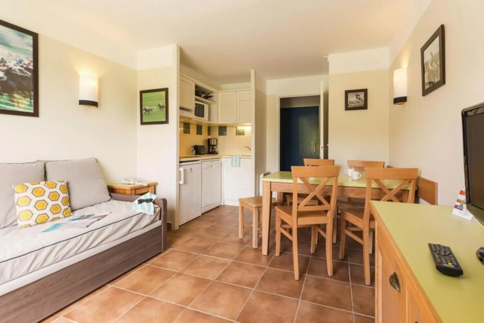 Holiday village Normandy Garden Branville - 24 Standard Apt 4 p - 1 bedroom - Quartier du Hameau-Woonkamer