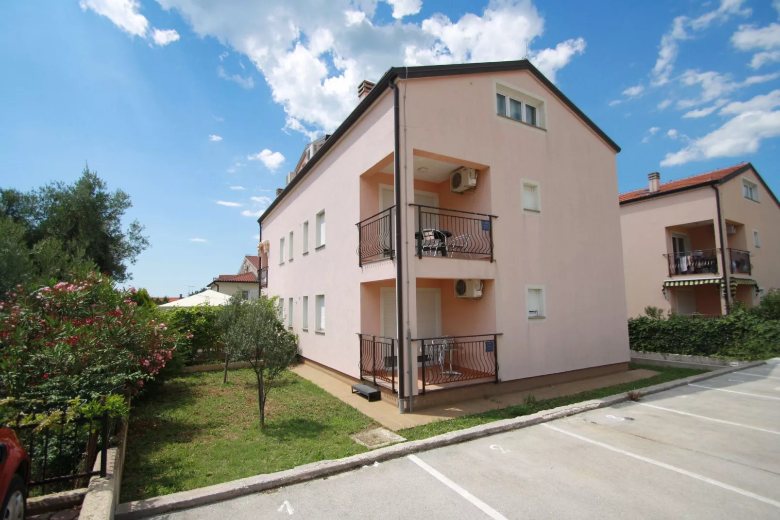 Two-Bedroom Apartment Bilic with Balcony in Porec Area-Buitenkant zomer