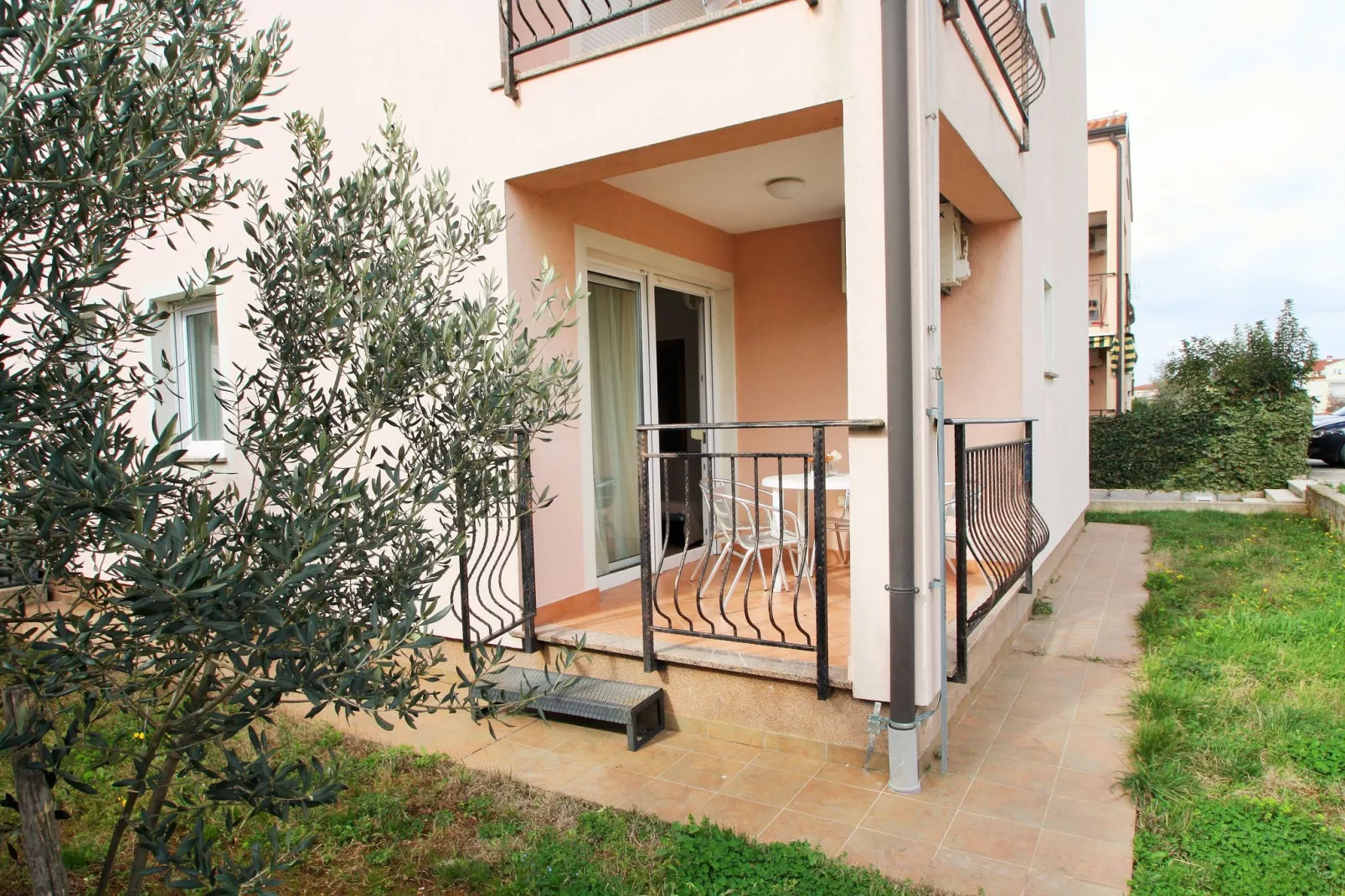 Two-Bedroom Apartment Bilic with Balcony in Porec Area-Buitenkant zomer