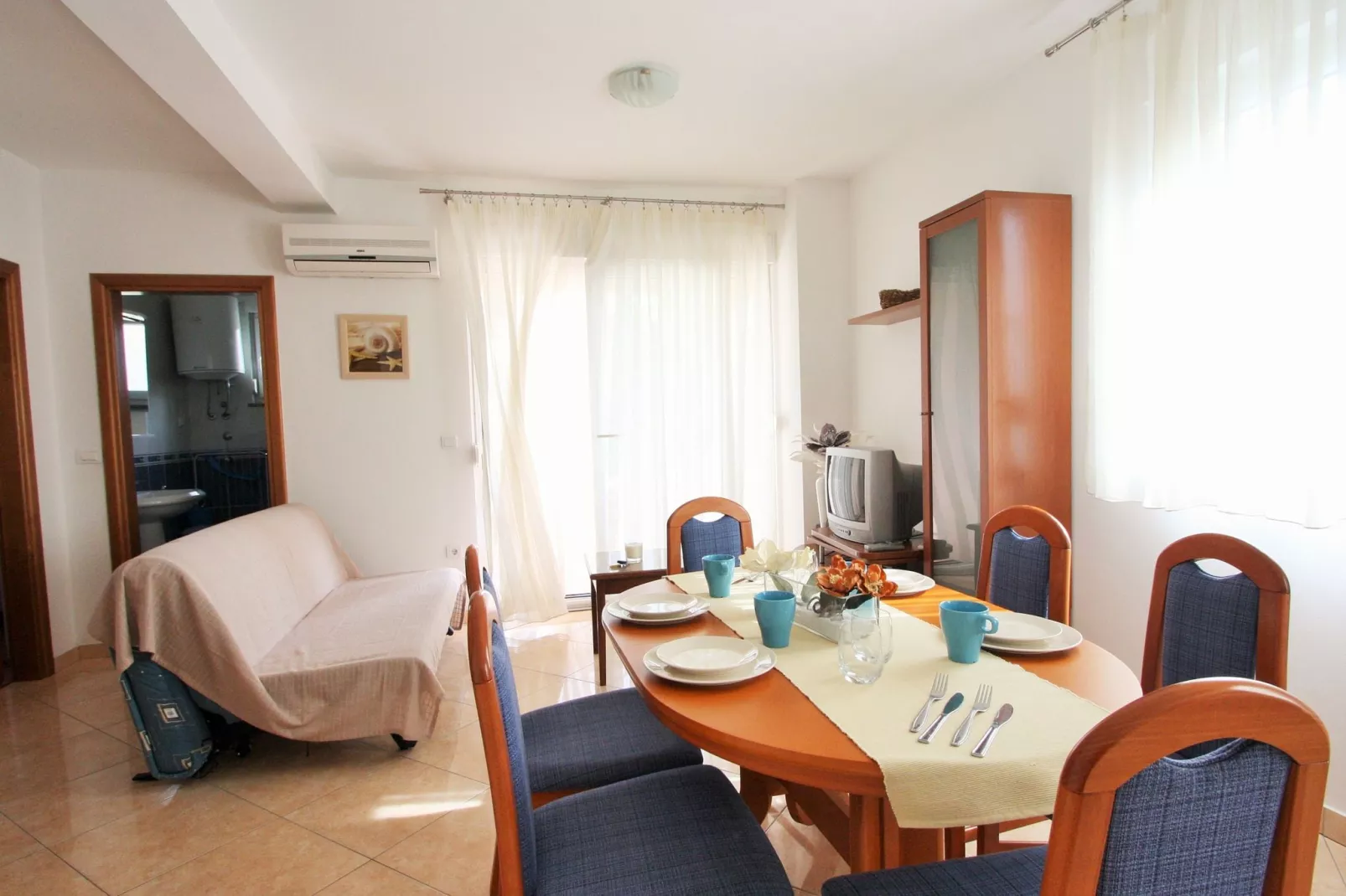 Two-Bedroom Apartment Bilic with Balcony in Porec Area-Eetkamer