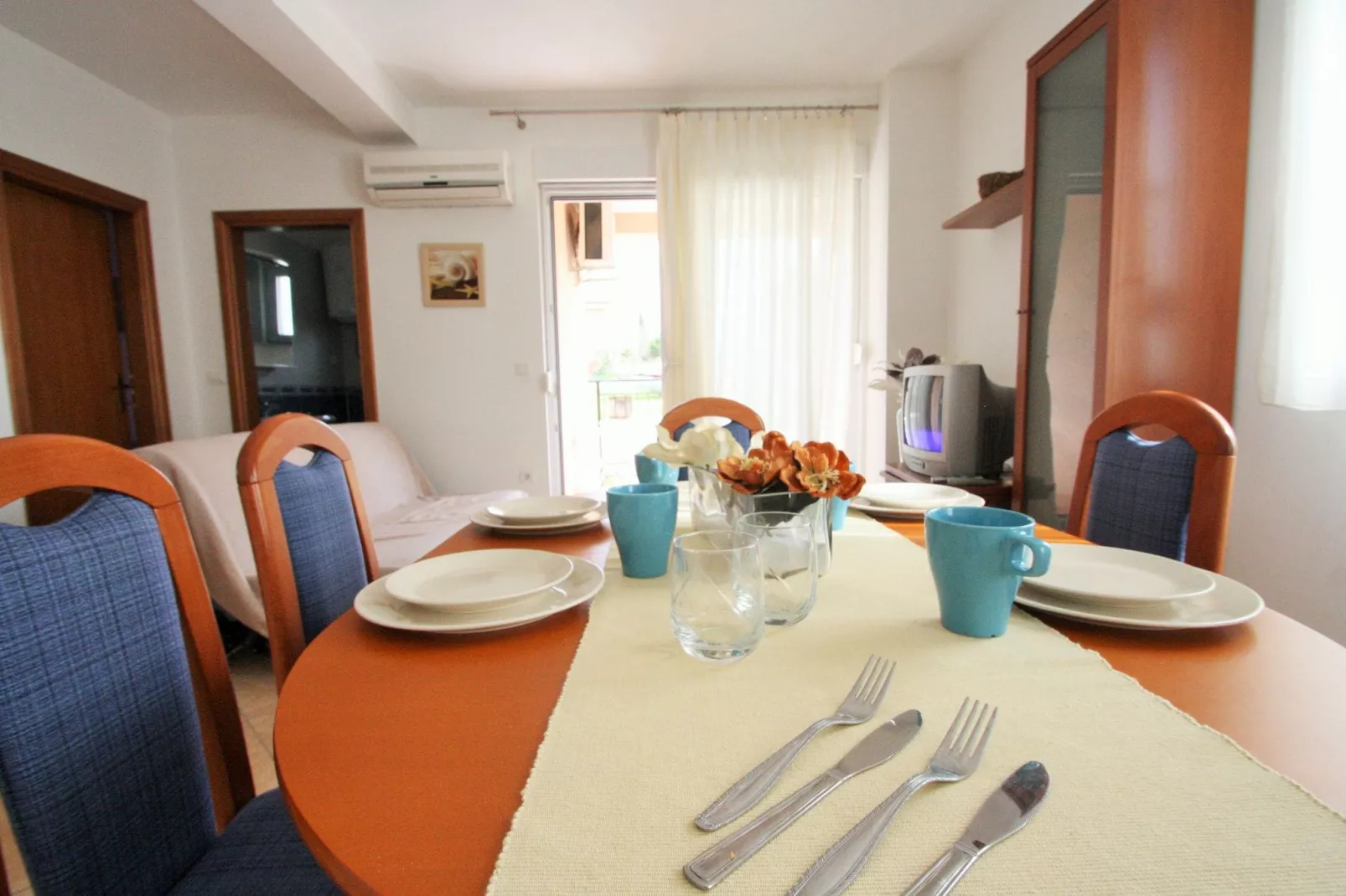 Two-Bedroom Apartment Bilic with Balcony in Porec Area-Eetkamer