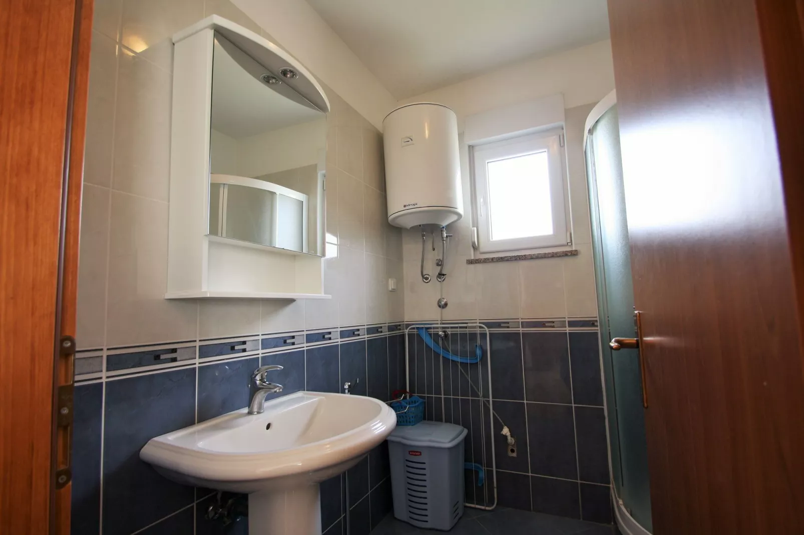 Two-Bedroom Apartment Bilic with Balcony in Porec Area-Badkamer