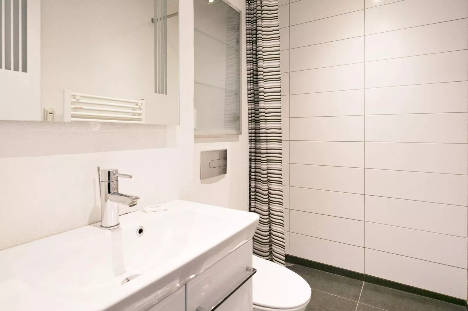2½ room renovated,partially seaview-Binnen