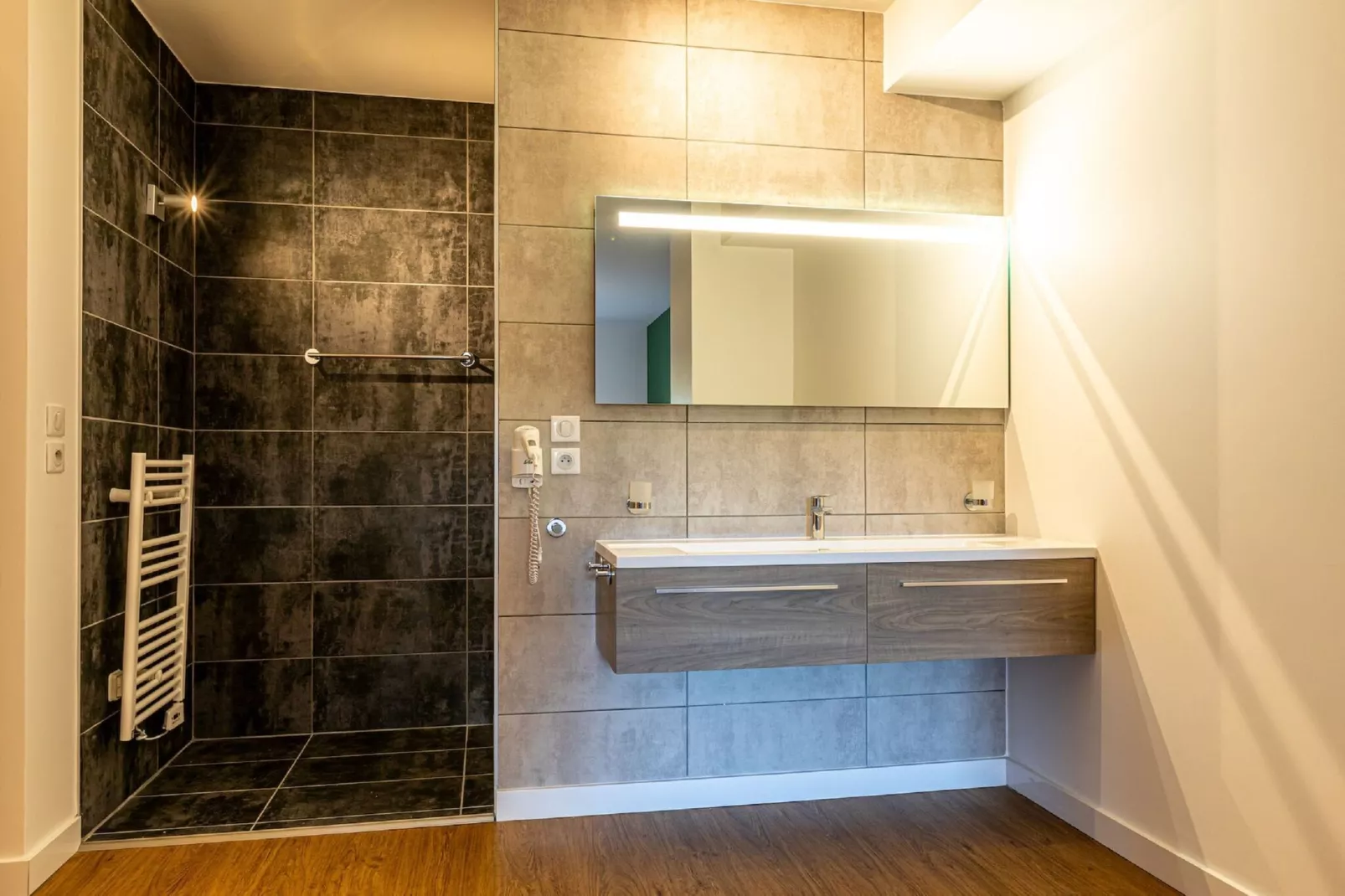 App. 8p.-Badkamer