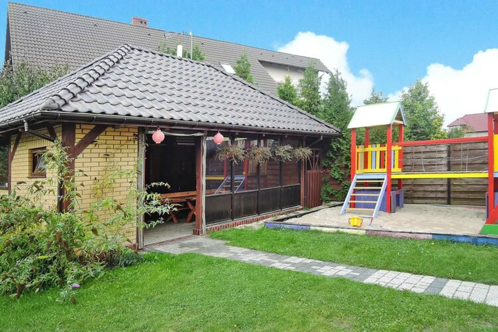 Komfortowy dom z basenem i jacuzzi w Międzywodziu-Tuinen zomer