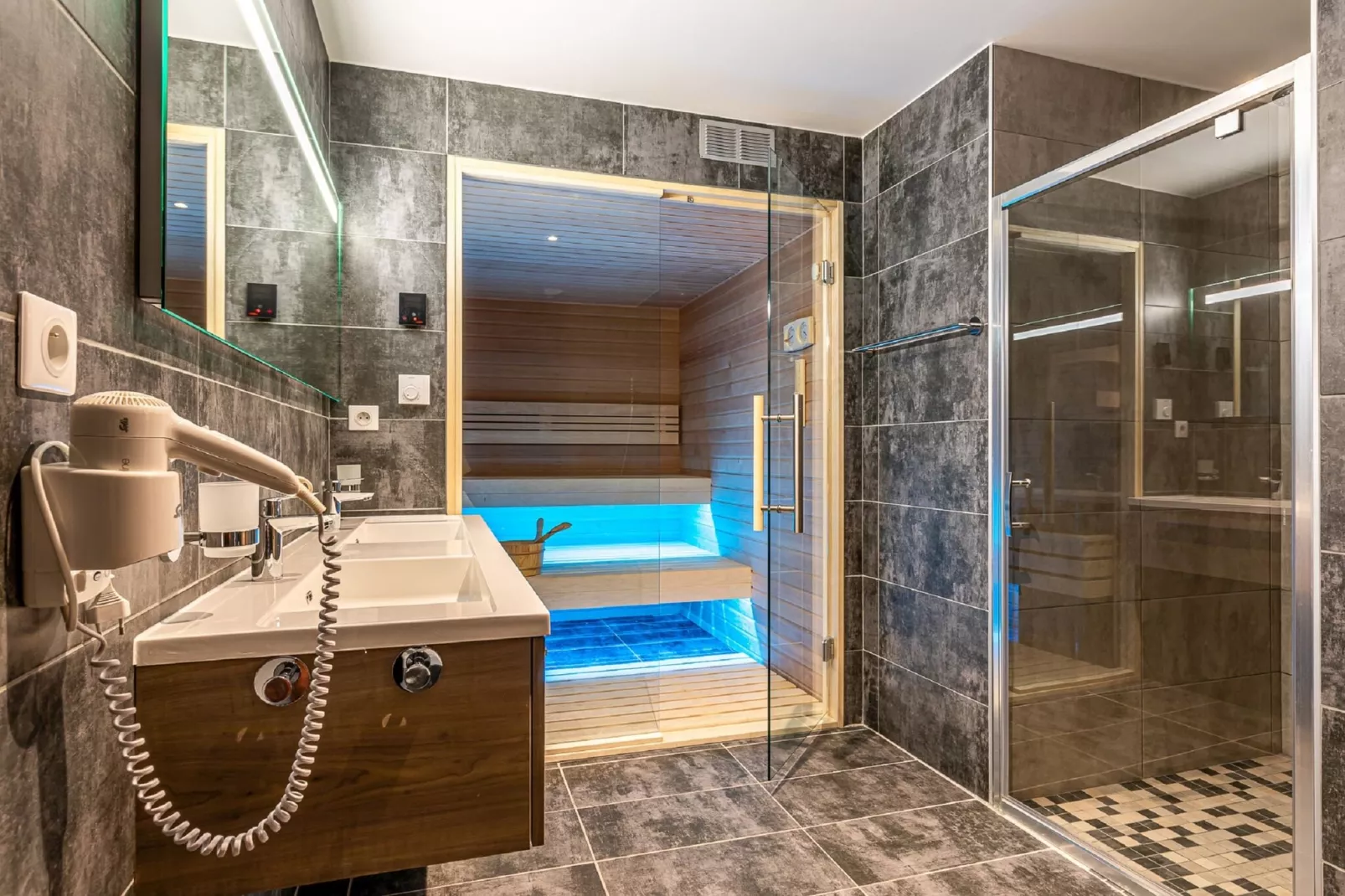 App. 7p. sauna-Badkamer