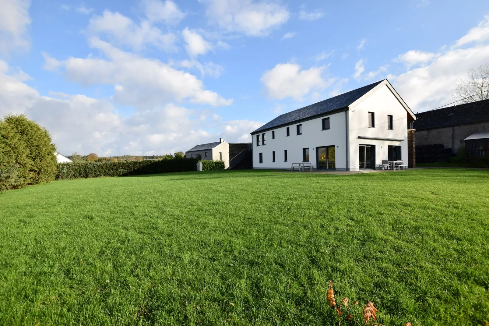 Ruim appartement midden in de natuur van Bouillon met balkon-Tuinen zomer