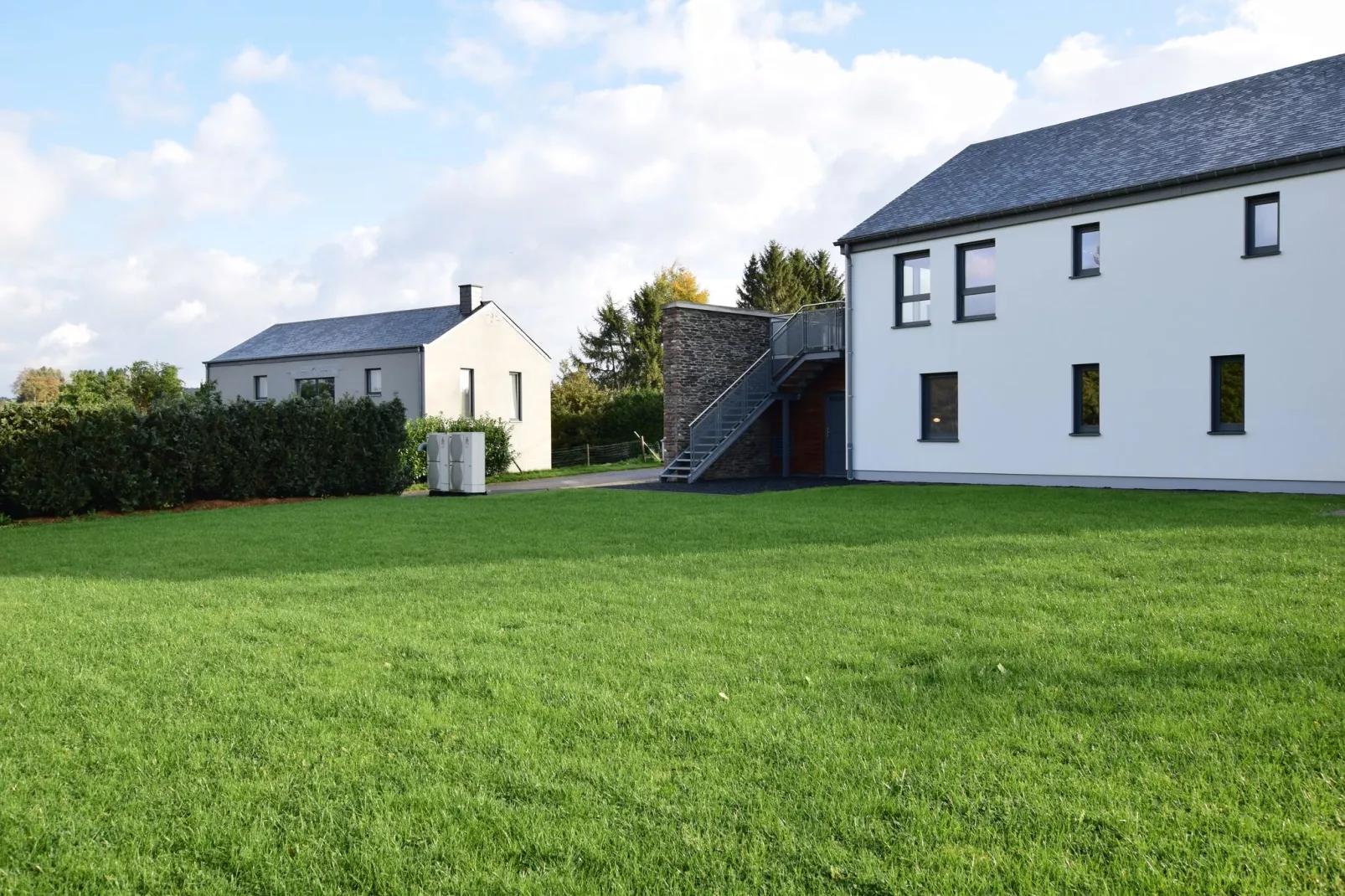 Ruim appartement midden in de natuur van Bouillon met balkon-Tuinen zomer