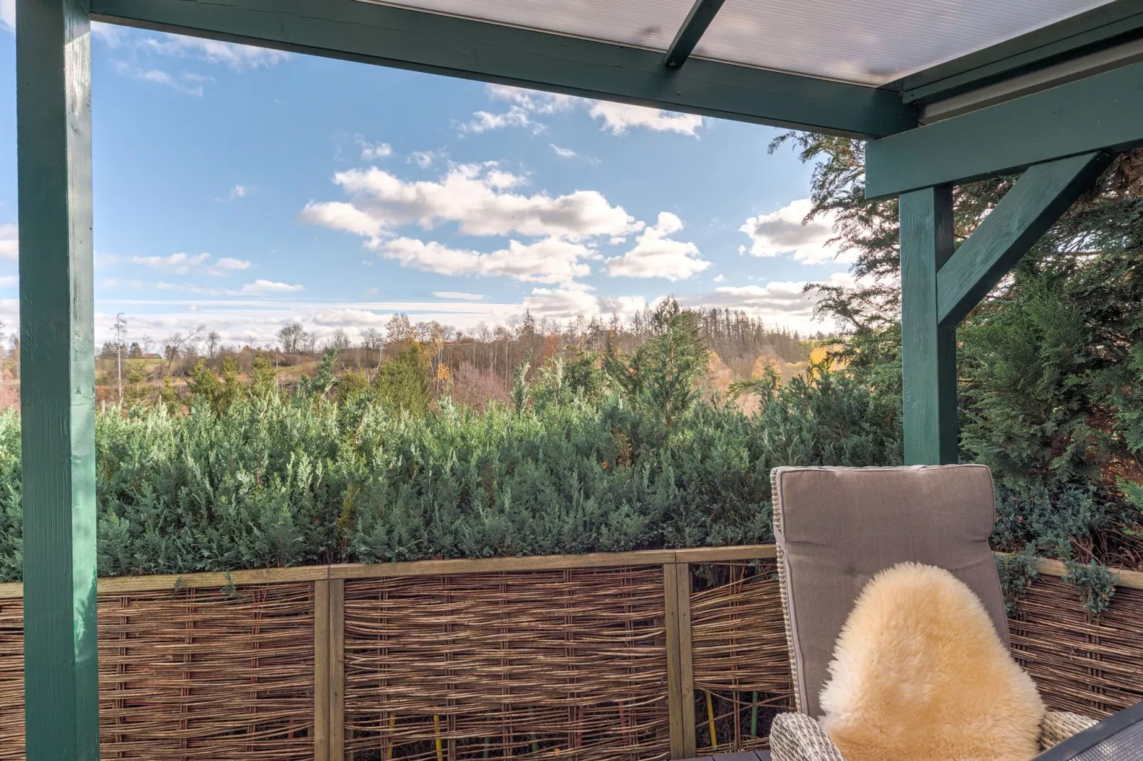 Vakantiehuis met terras naast het bos-Uitzicht zomer