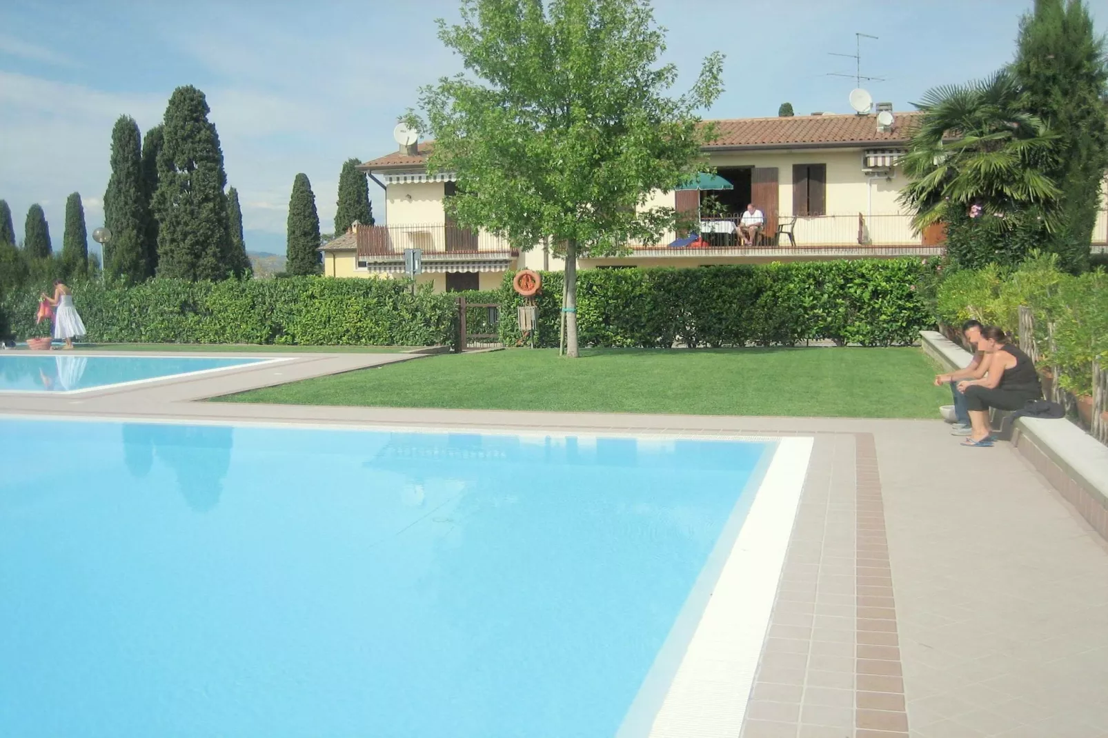 Mooie residentie met 2 zwembaden, ideaal voor gezinnen met kinderen-Terrasbalkon