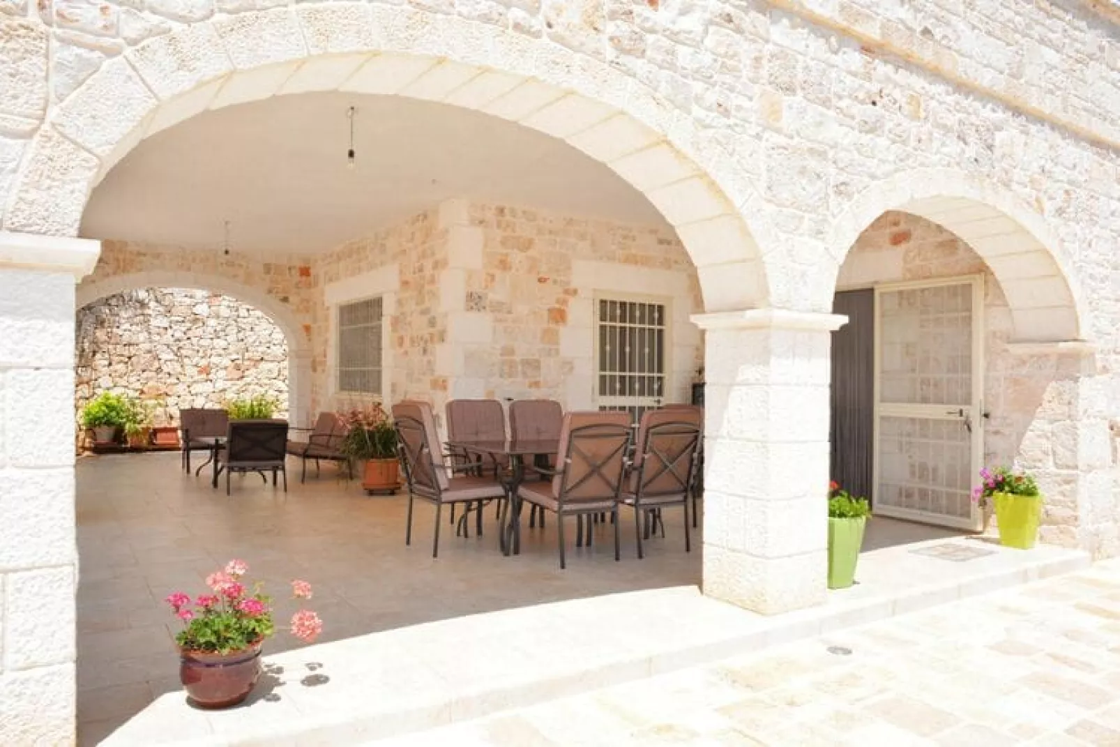 Country house Ostuni-Villa Chiaretta-Buitenkant zomer