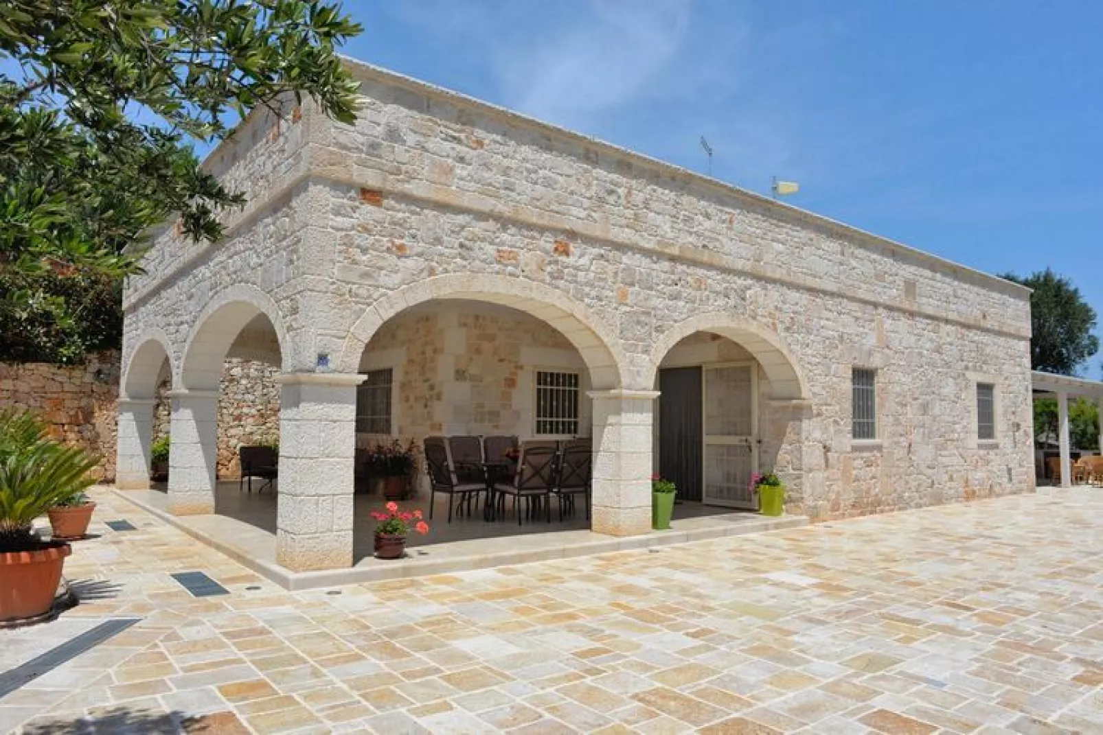 Country house Ostuni-Villa Chiaretta-Buitenkant zomer