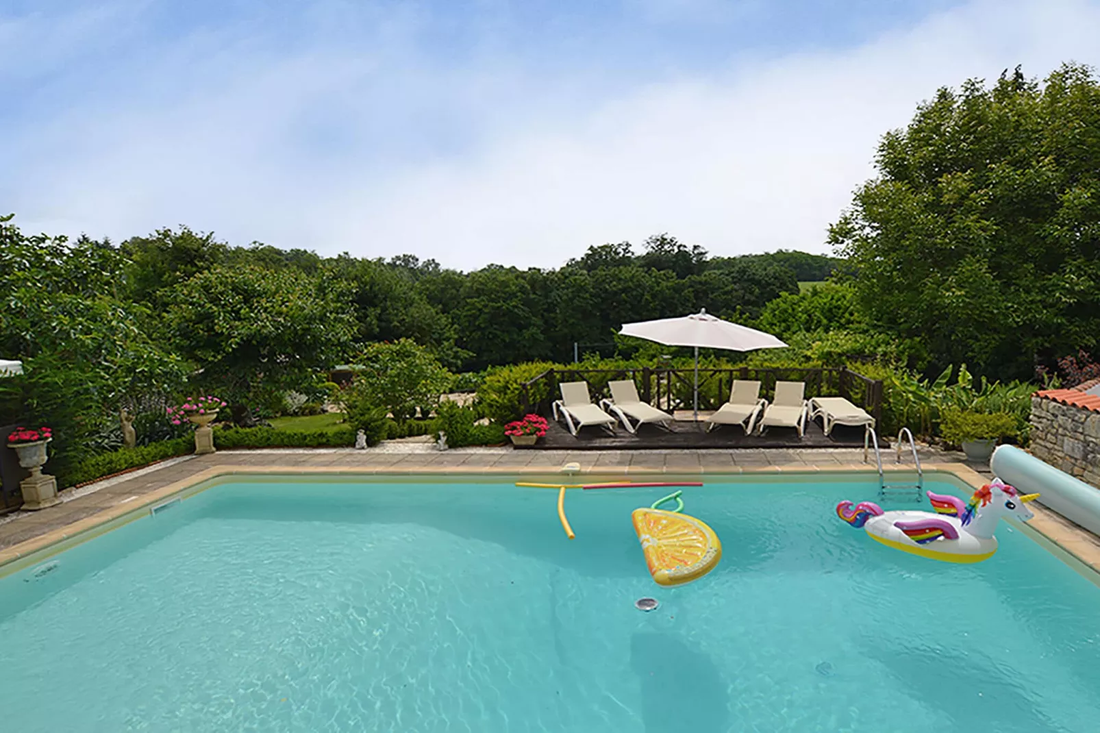 Maison fabuleuse avec piscine-Uitzicht zomer