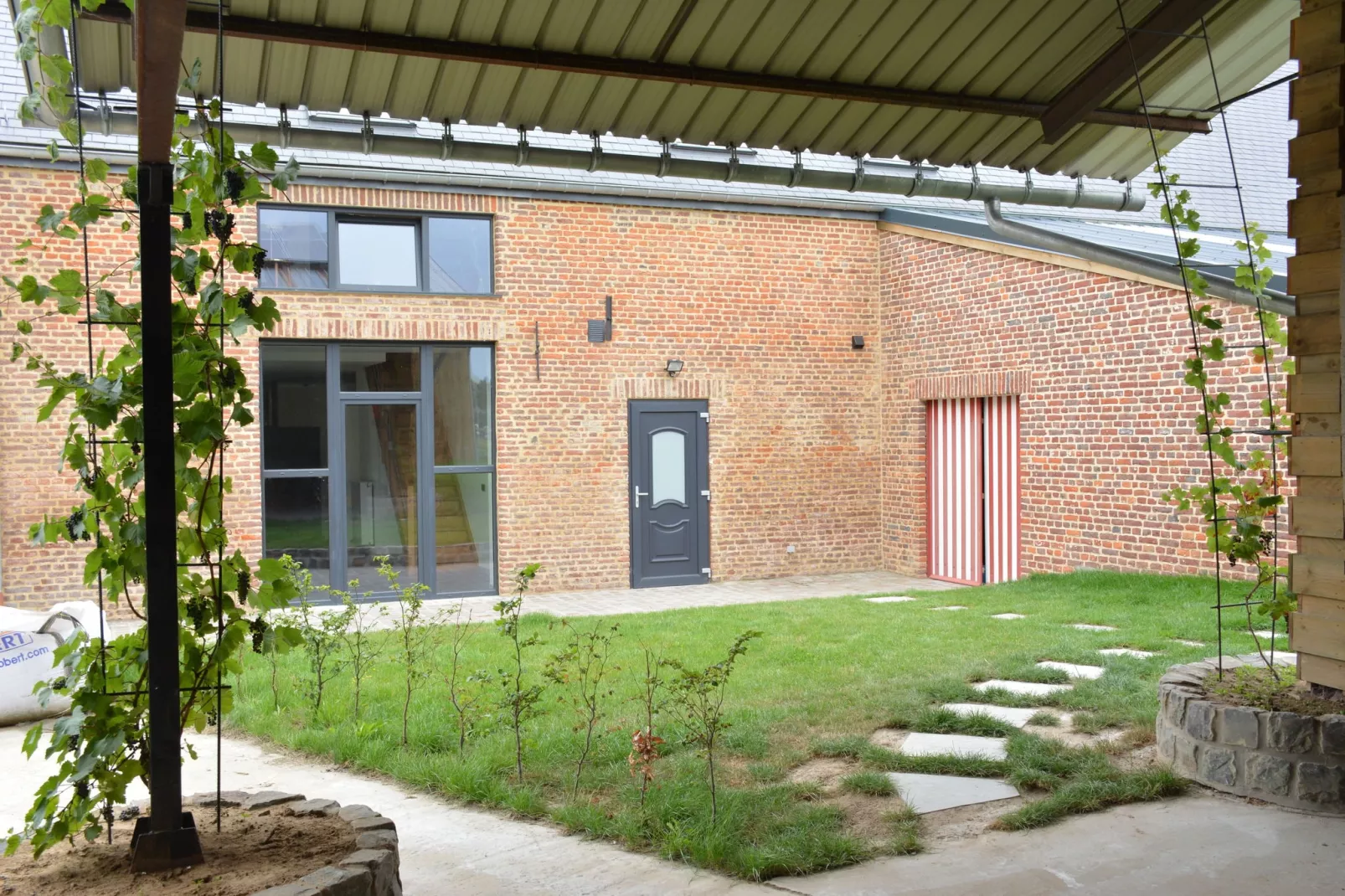 La Ferme Sainte-Adèle-Buitenkant zomer