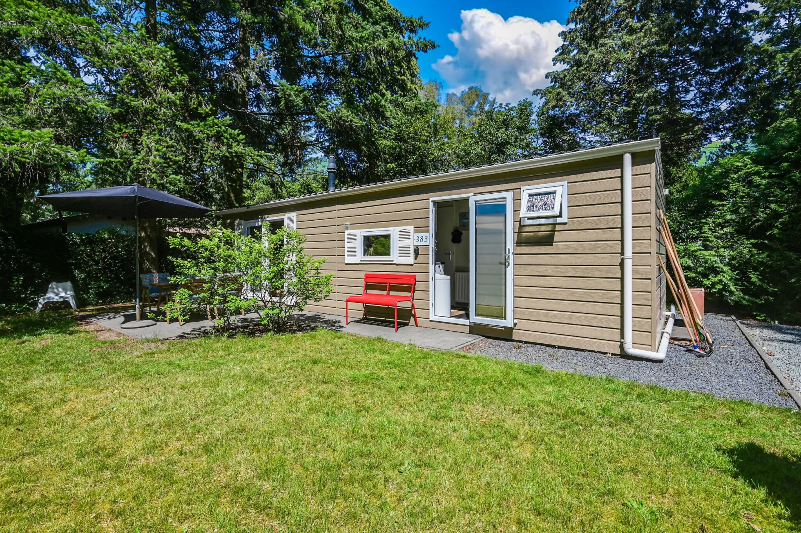 Chalet in hartje Veluwe-Buitenkant zomer