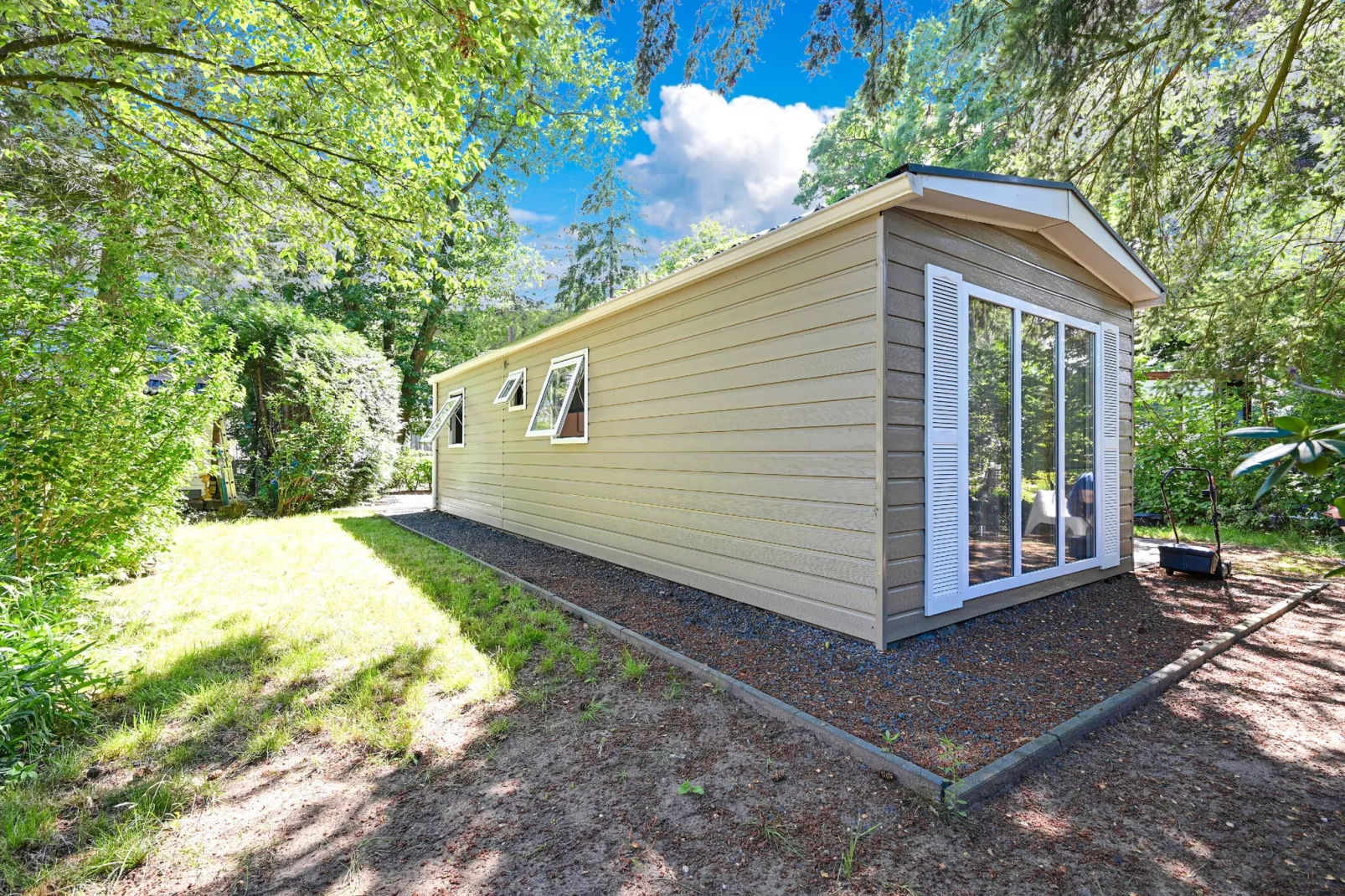 Chalet in hartje Veluwe-Buitenkant zomer