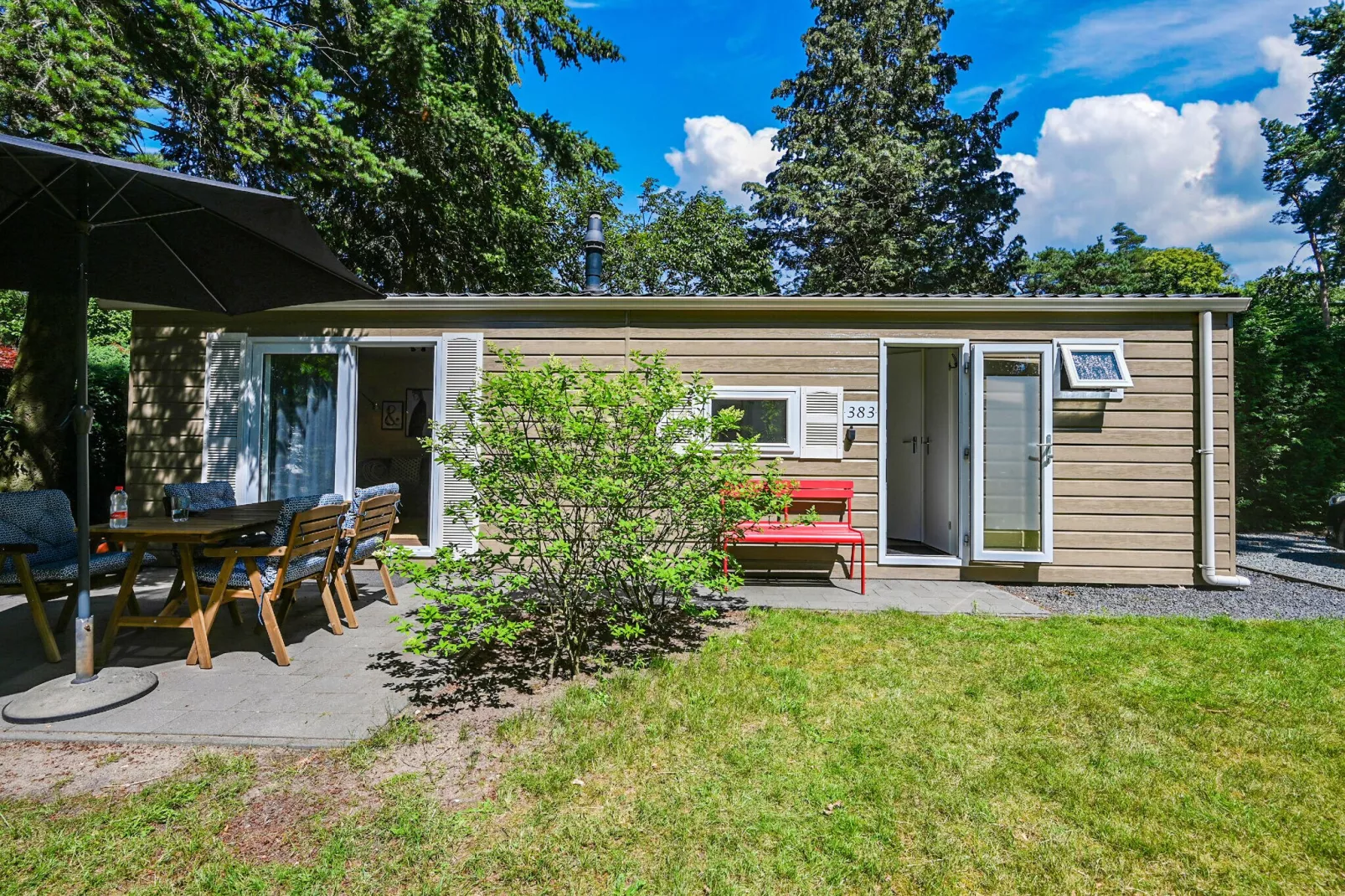 Chalet in hartje Veluwe-Buitenkant zomer