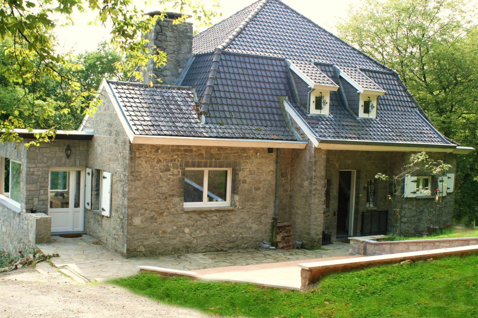 Maison de la Molignée-Buitenkant zomer