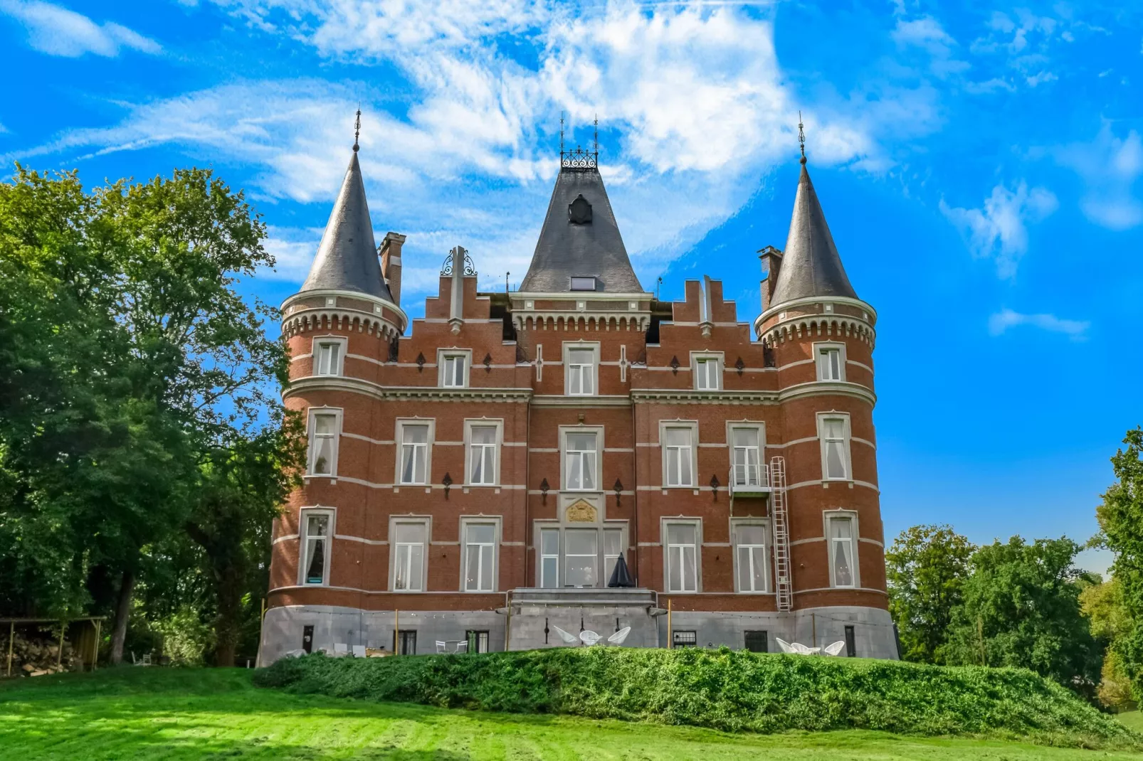 Château de Goyet 40 p-Buitenkant zomer