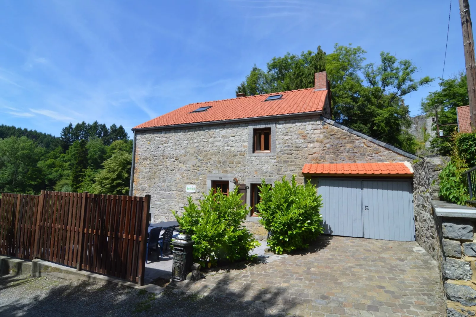 Vue sur le Chateau de Montaigle-Buitenkant zomer