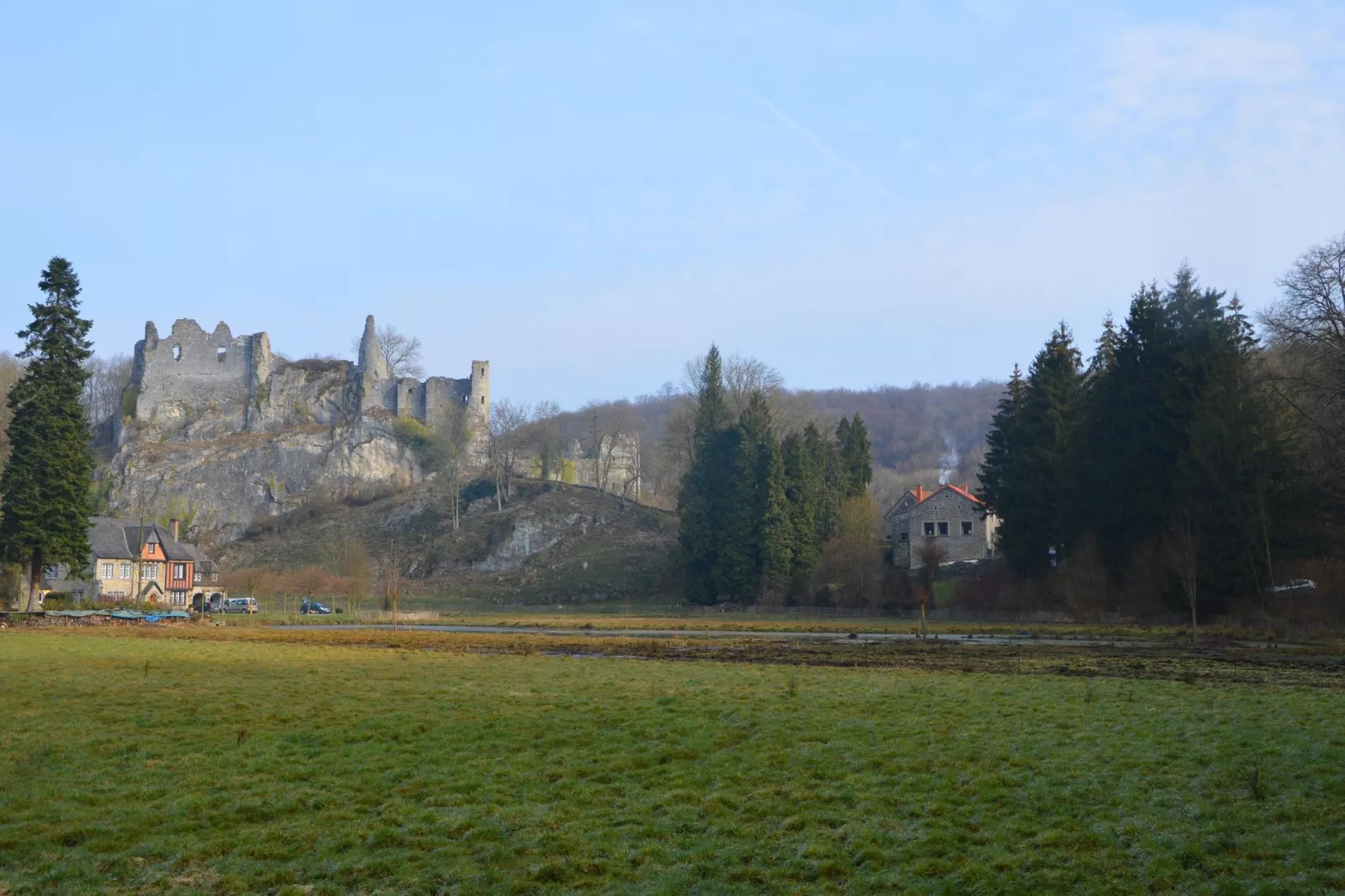 Vue sur le Chateau de Montaigle-Buitenkant zomer