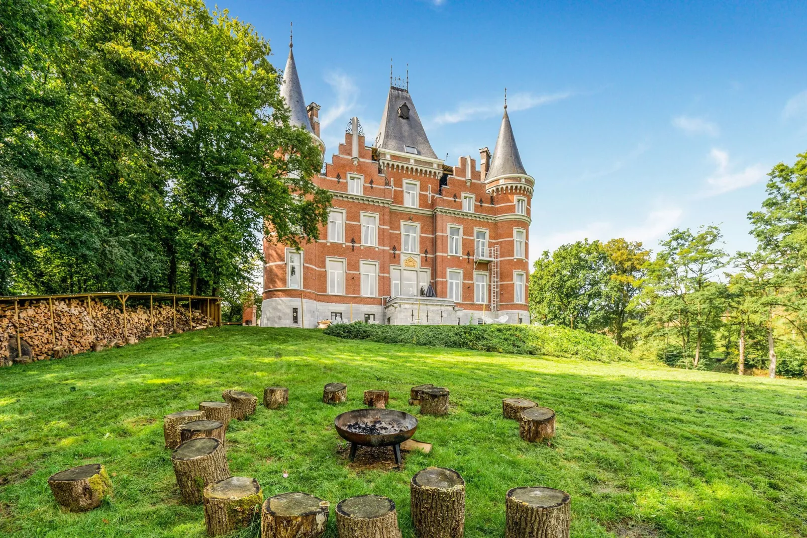 Château de Goyet 40 p-Buitenkant zomer