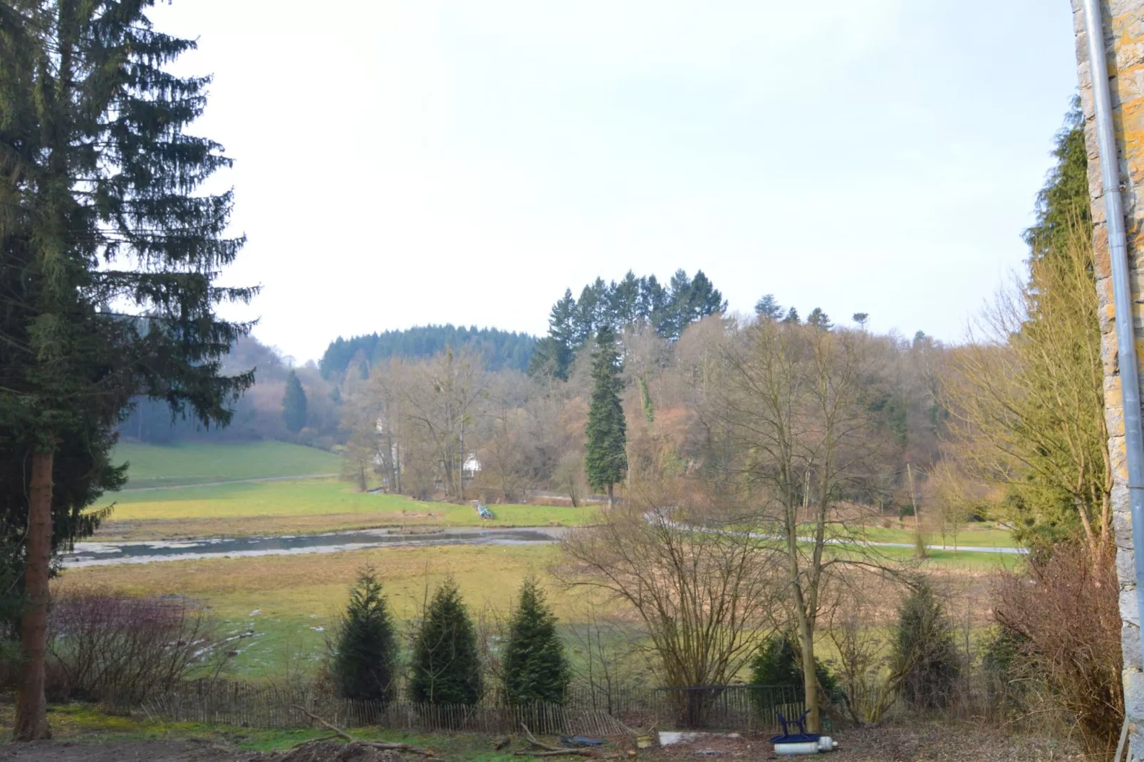 Vue sur le Chateau de Montaigle-Uitzicht zomer