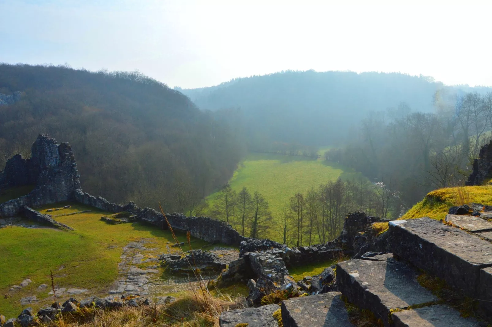 Vue sur le Chateau de Montaigle-Gebieden zomer 1km