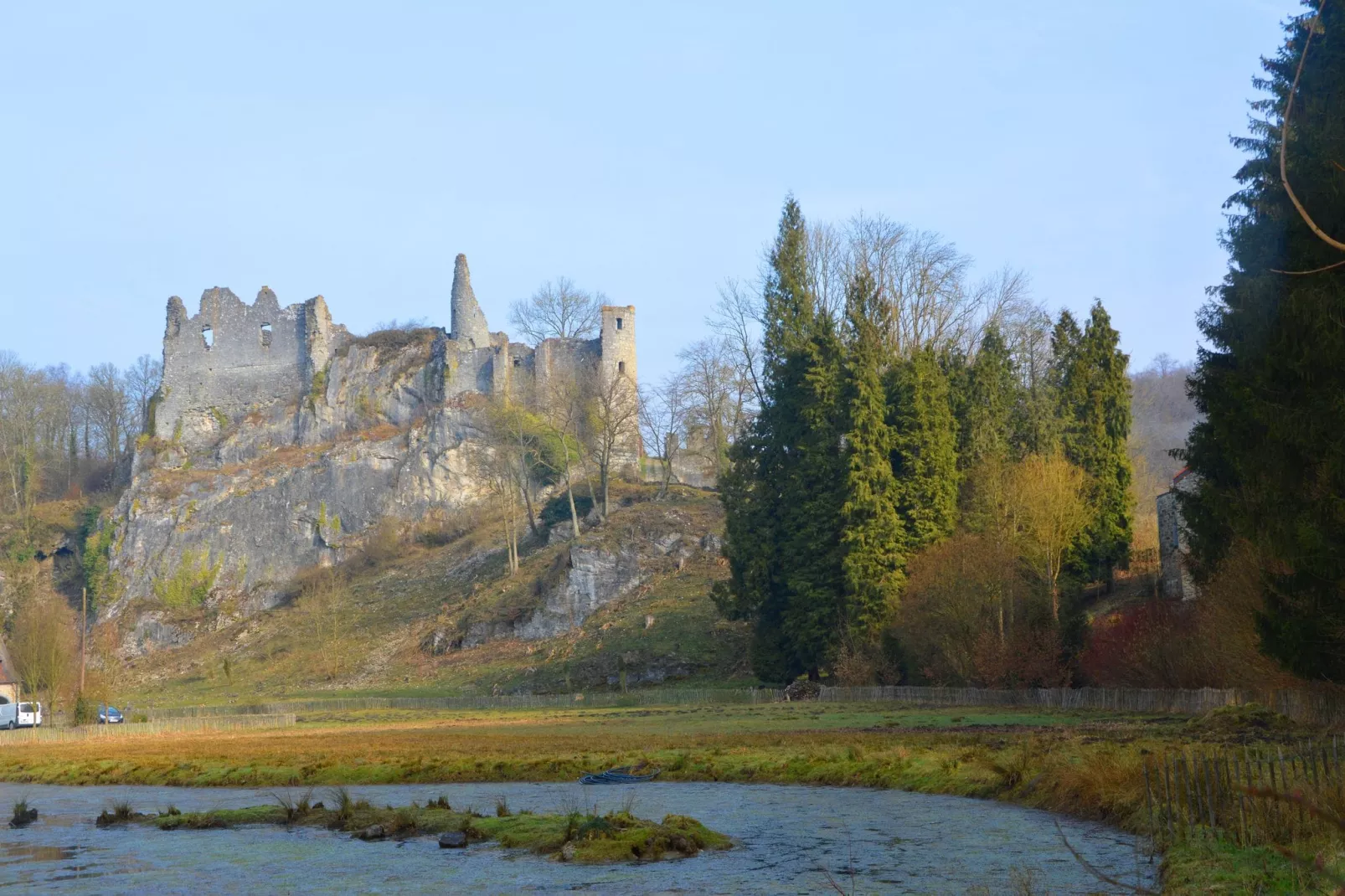 Vue sur le Chateau de Montaigle-Gebieden zomer 1km