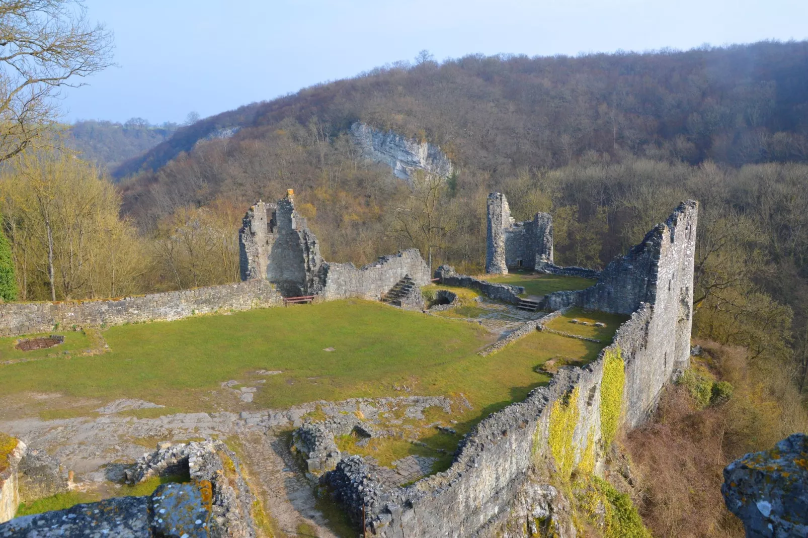 Vue sur le Chateau de Montaigle