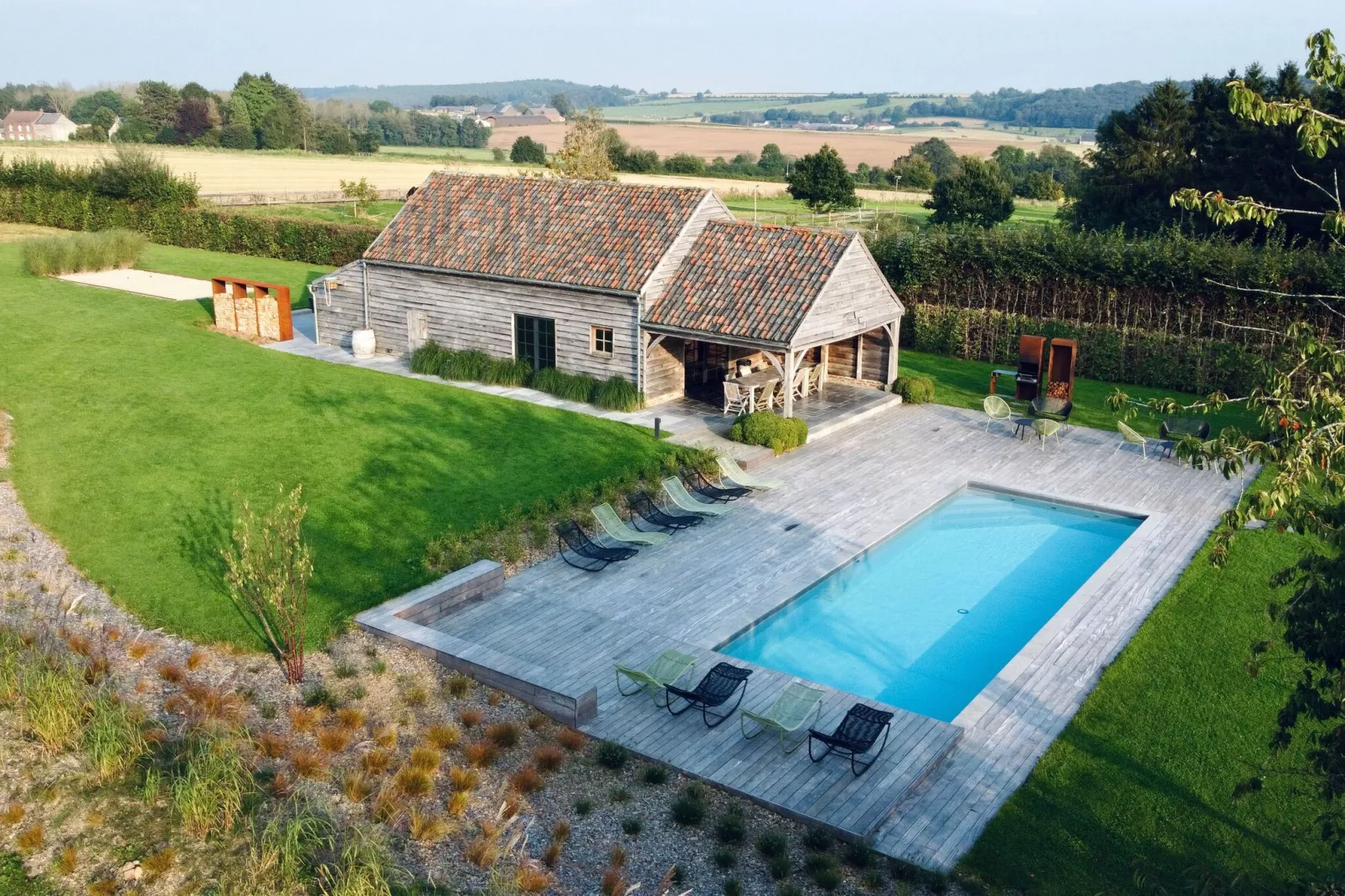 Mooie gîte in een kasteelboerderij in Ohey met zwemvijver-Buitenkant zomer