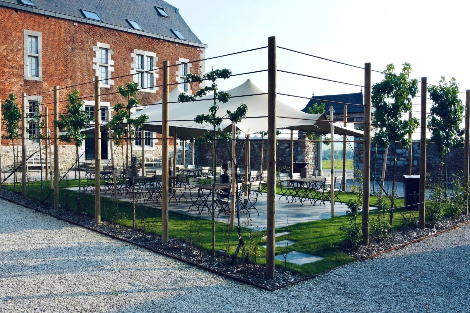 Mooie gîte in een kasteelboerderij in Ohey met zwemvijver-Tuinen zomer