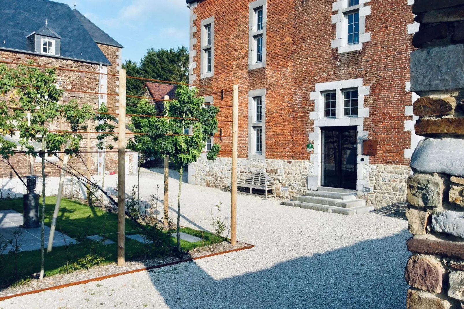 Mooie gîte in een kasteelboerderij in Ohey met zwemvijver-Buitenkant zomer