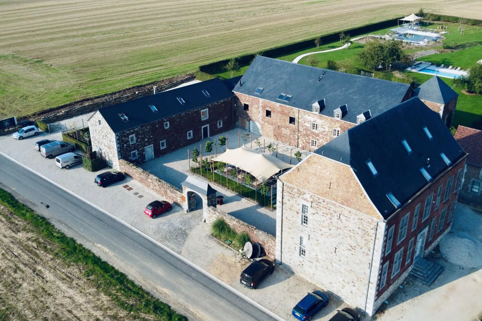 Mooie gîte in een kasteelboerderij in Ohey met zwemvijver-Buitenkant zomer