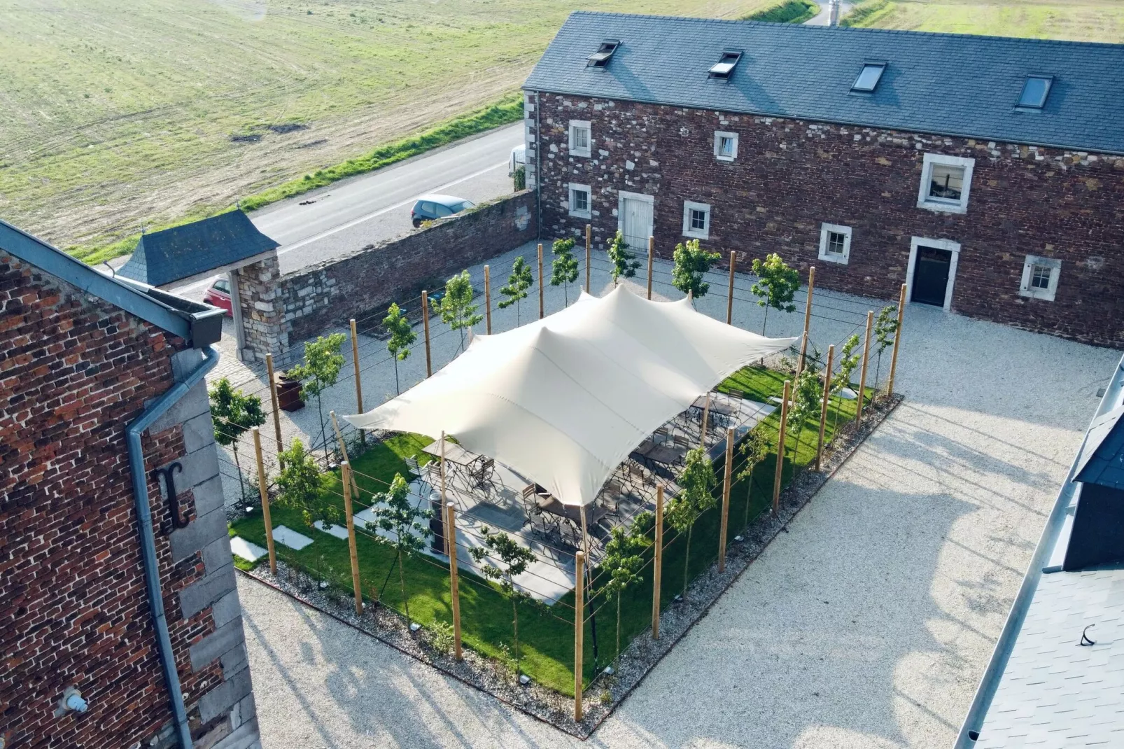 Mooie gîte in een kasteelboerderij in Ohey met zwemvijver-Buitenkant zomer