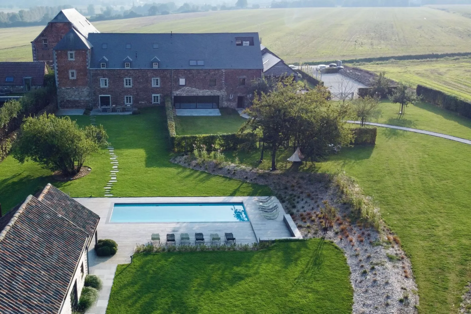 Mooie gîte in een kasteelboerderij in Ohey met zwemvijver-Buitenkant zomer