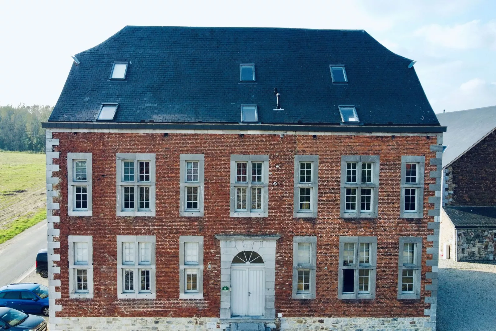 Mooie gîte in een kasteelboerderij in Ohey met zwemvijver-Buitenkant zomer