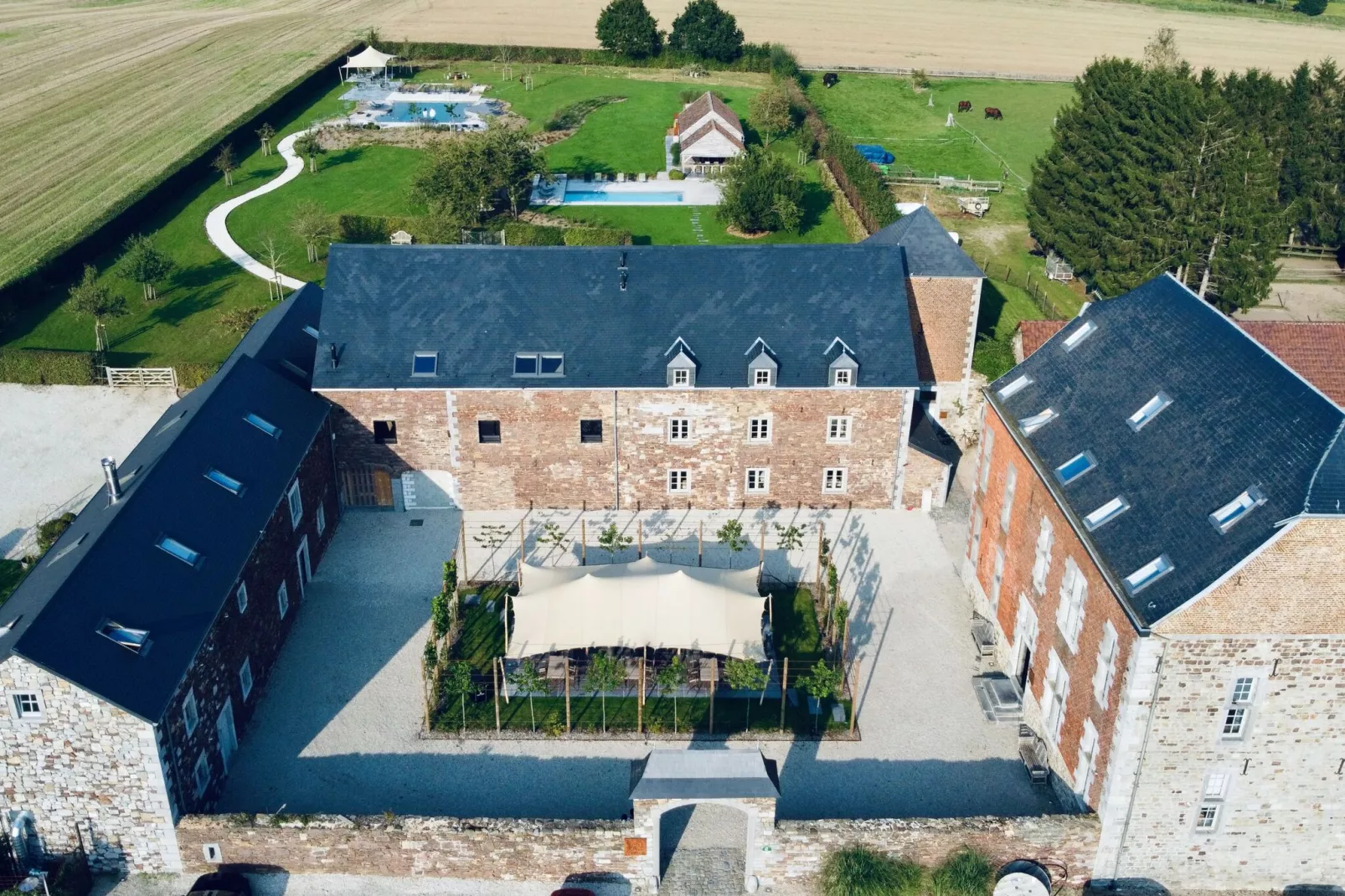 Mooie gîte in een kasteelboerderij in Ohey met zwemvijver-Buitenkant zomer