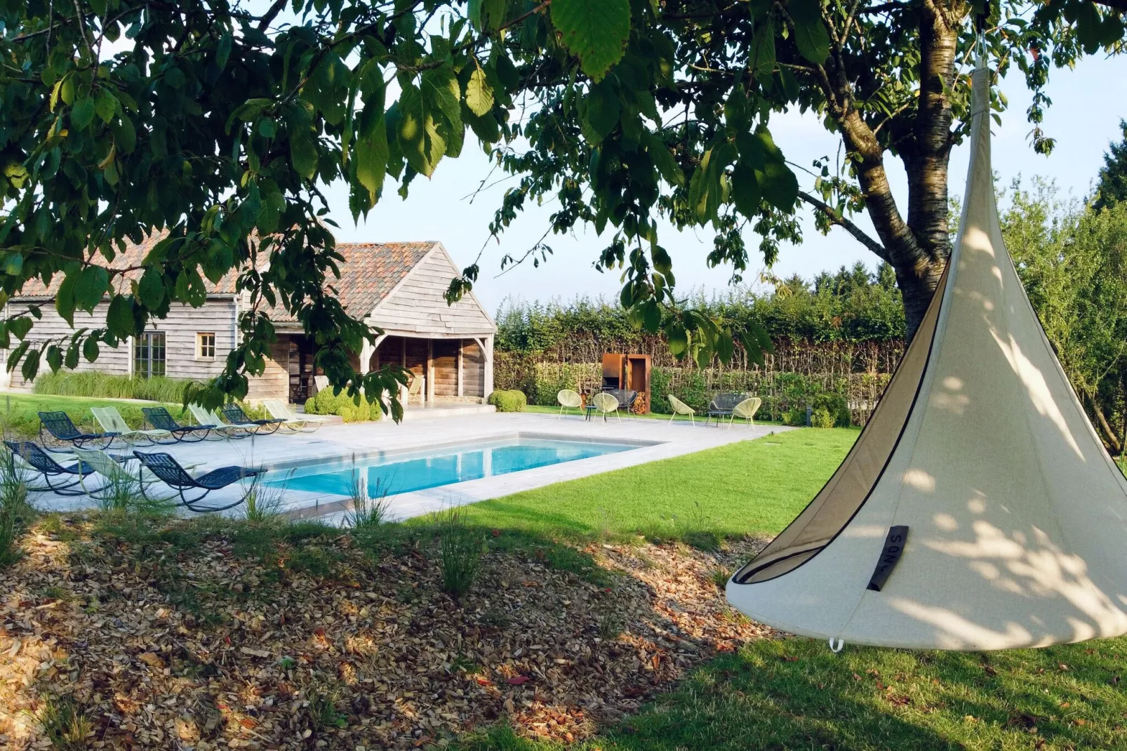 Mooie gîte in een kasteelboerderij in Ohey met zwemvijver-Tuinen zomer