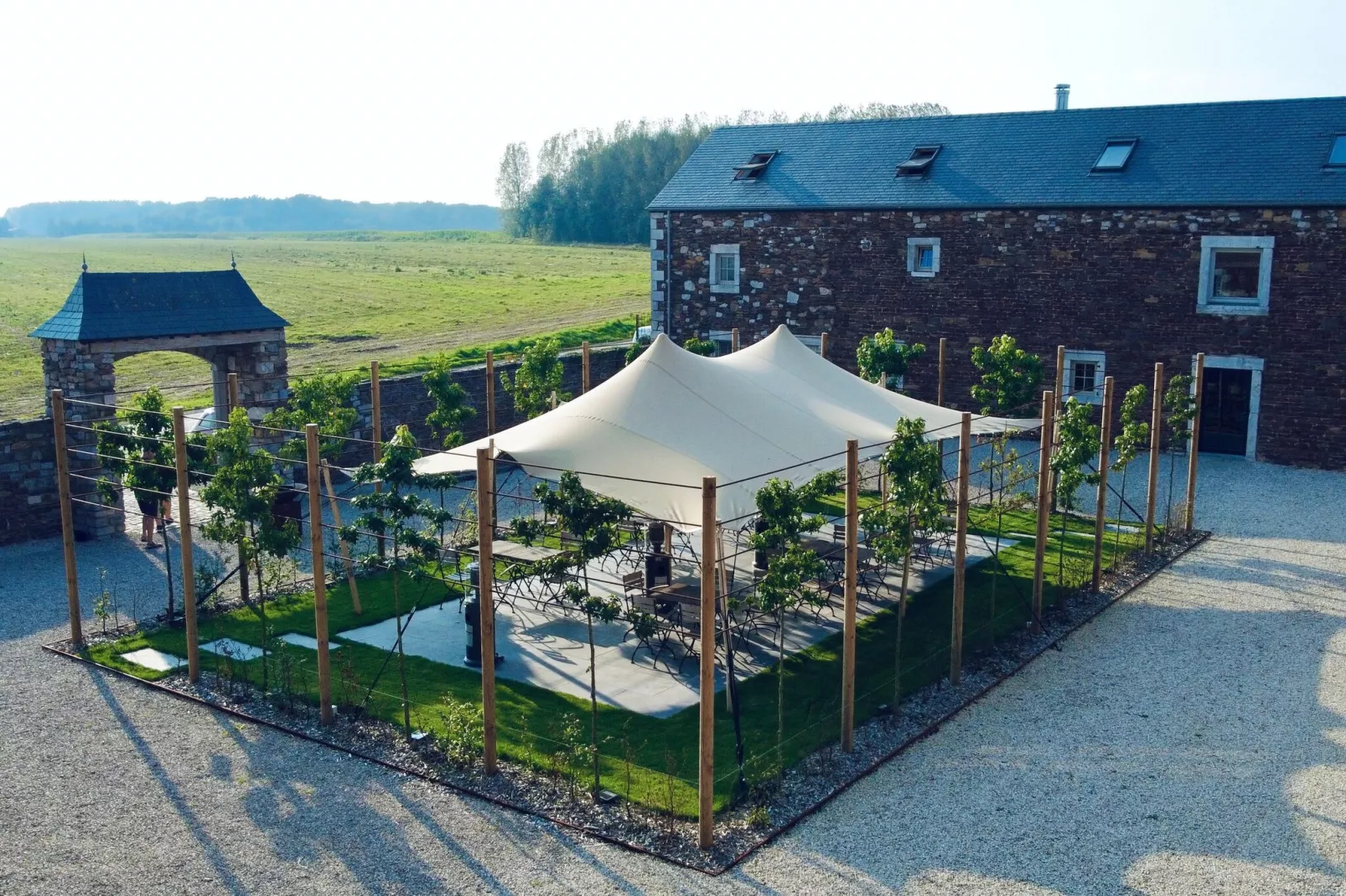 Fijne gîte in een kasteelboerderij in Ohey met zwemvijver-Tuinen zomer