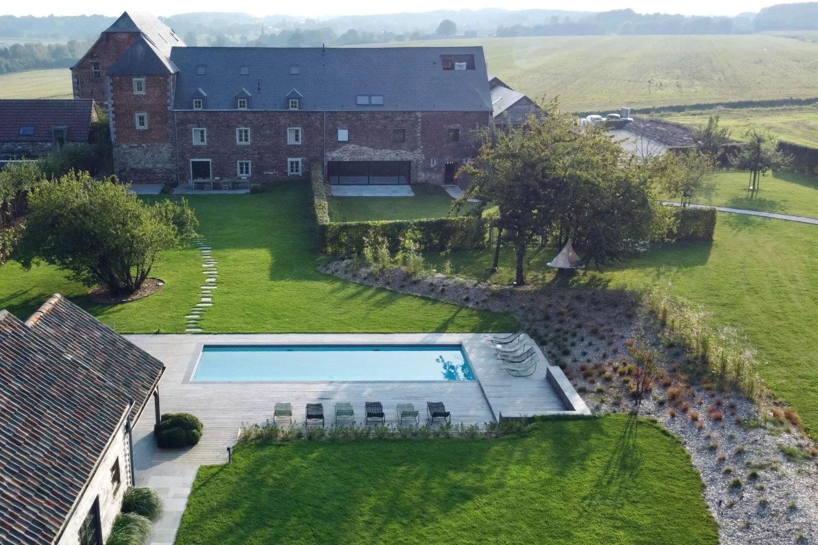 Fijne gîte in een kasteelboerderij in Ohey met zwemvijver-Buitenkant zomer