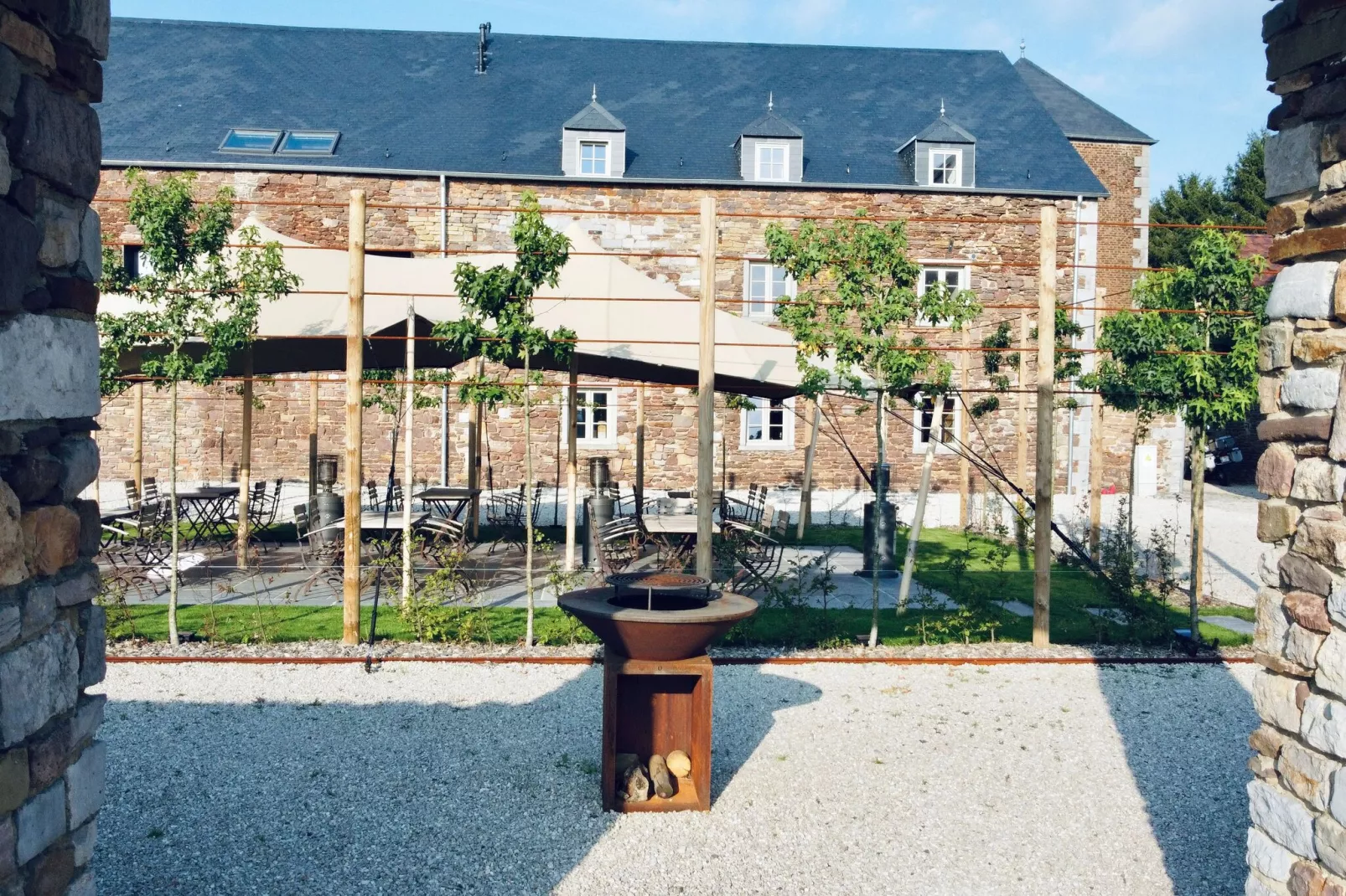 Fijne gîte in een kasteelboerderij in Ohey met zwemvijver-Tuinen zomer