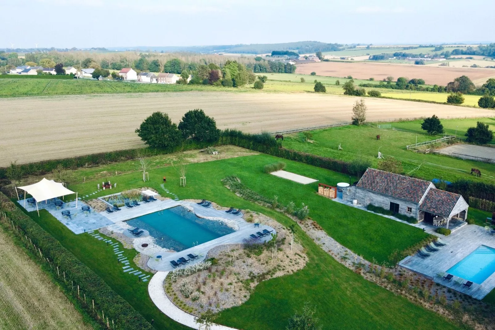 Fijne gîte in een kasteelboerderij in Ohey met zwemvijver-Uitzicht zomer