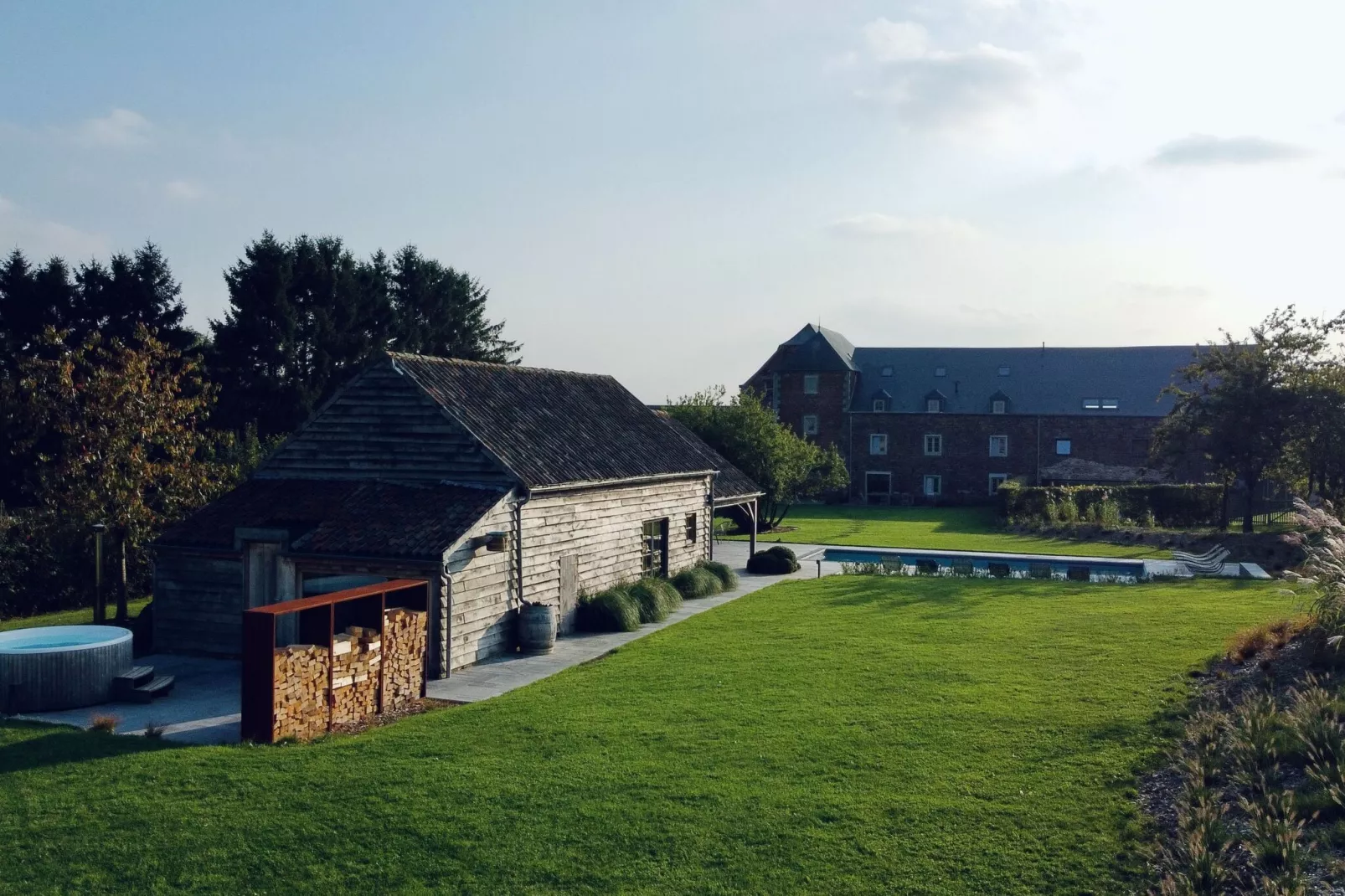 Fijne gîte in een kasteelboerderij in Ohey met zwemvijver-Tuinen zomer