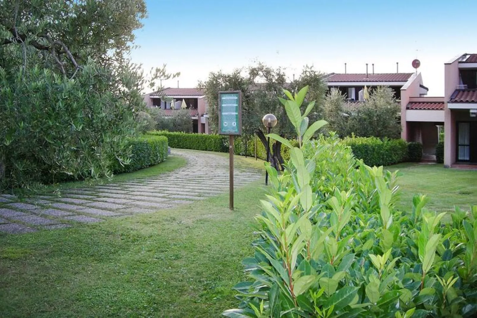 Residence Barbara, Moniga del Garda-2-Raum-App., 1. Etage B2G, ca. 44 qm-Tuinen zomer