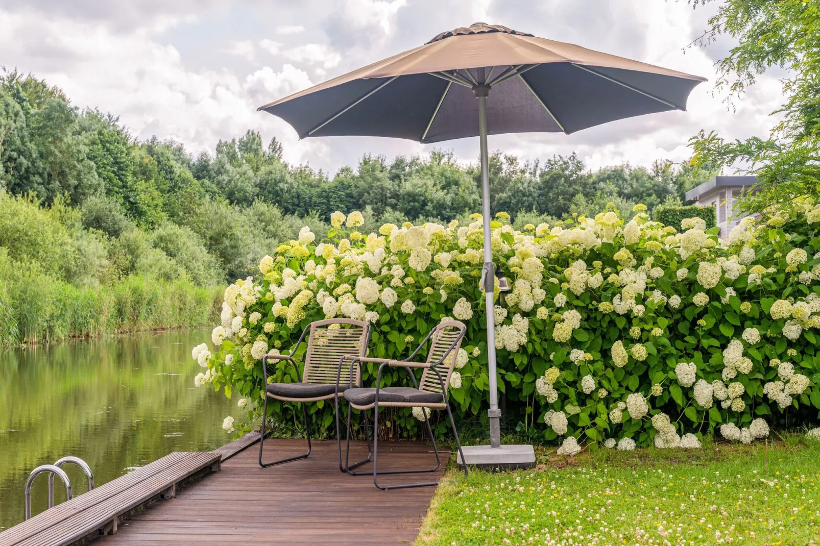 Luxe vakantievilla Harderwijk 221 met bubbelbad en eigen aanlegsteiger-Tuinen zomer