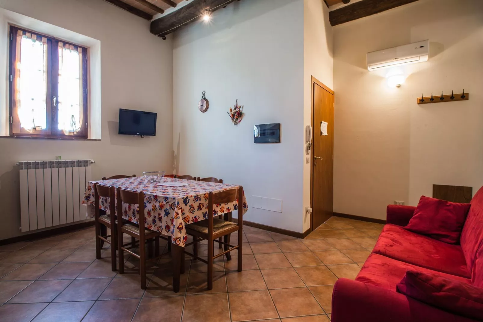 Schilderachtig vakantiehuis in Florence met zwembad-Eetkamer