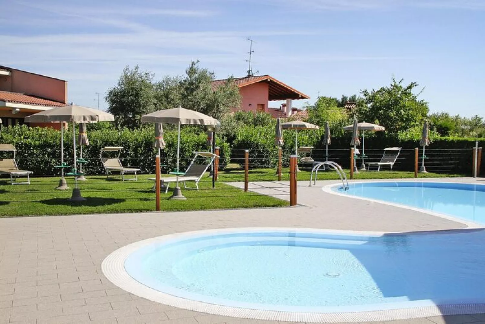 Residence Barbara, Moniga del Garda-2-Raum-App., EG, B2H, ca. 45 qm-Zwembad
