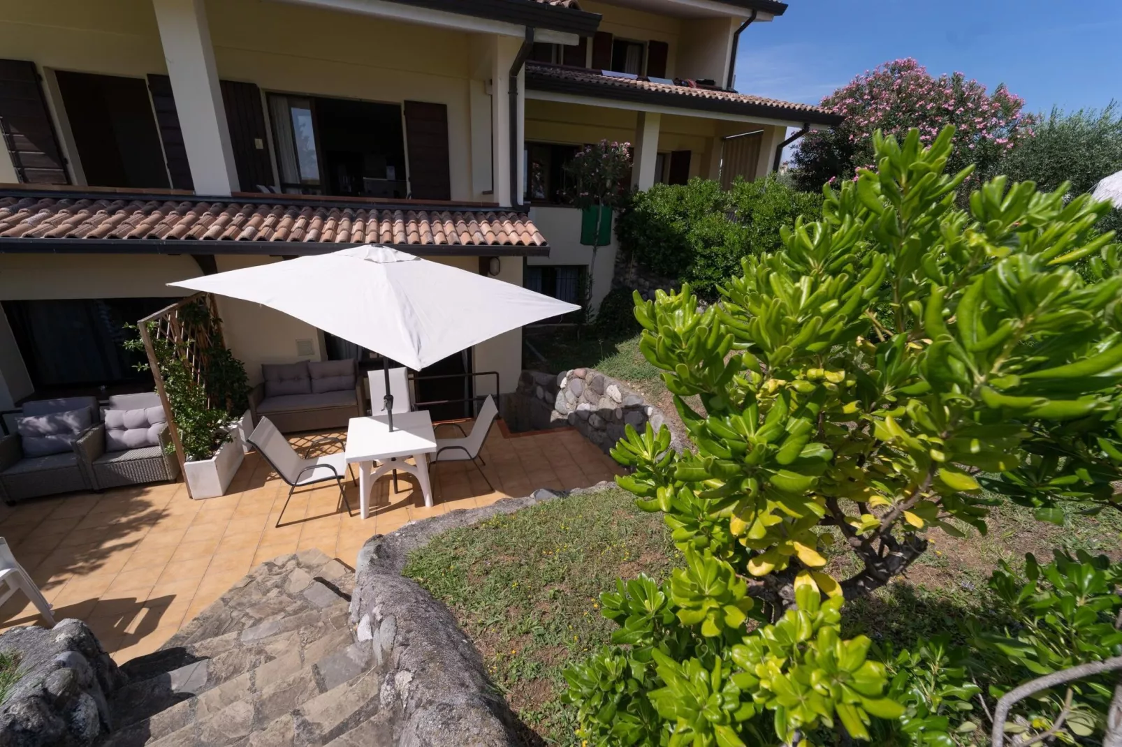 Residence Primera Moniga del Garda A2 / 4 pax Halbsouterrain-A2 / 4 pax Halbsouterrain-Tuinen zomer