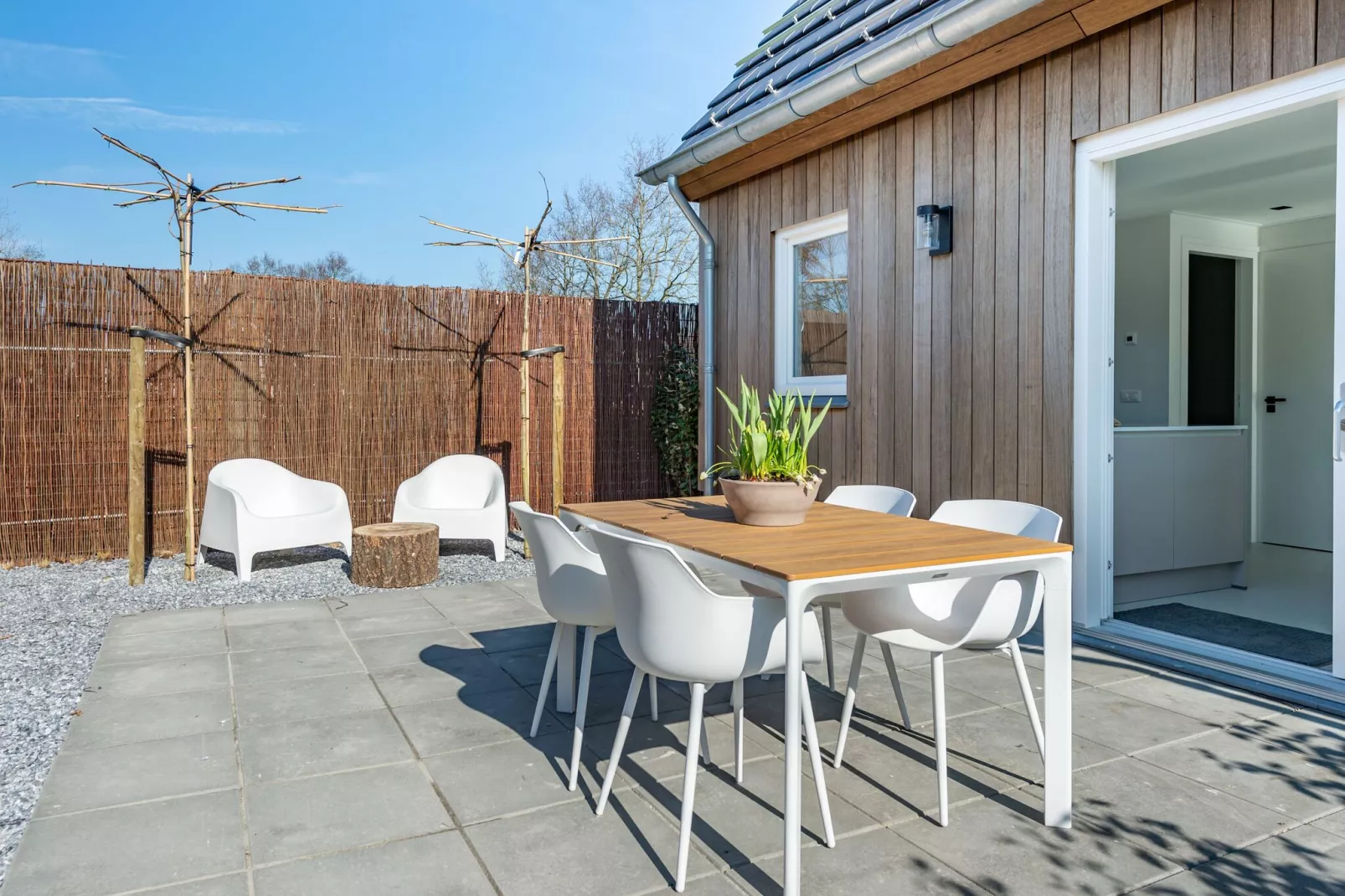 Slow living Guest House Oostkapelle-Tuinen zomer
